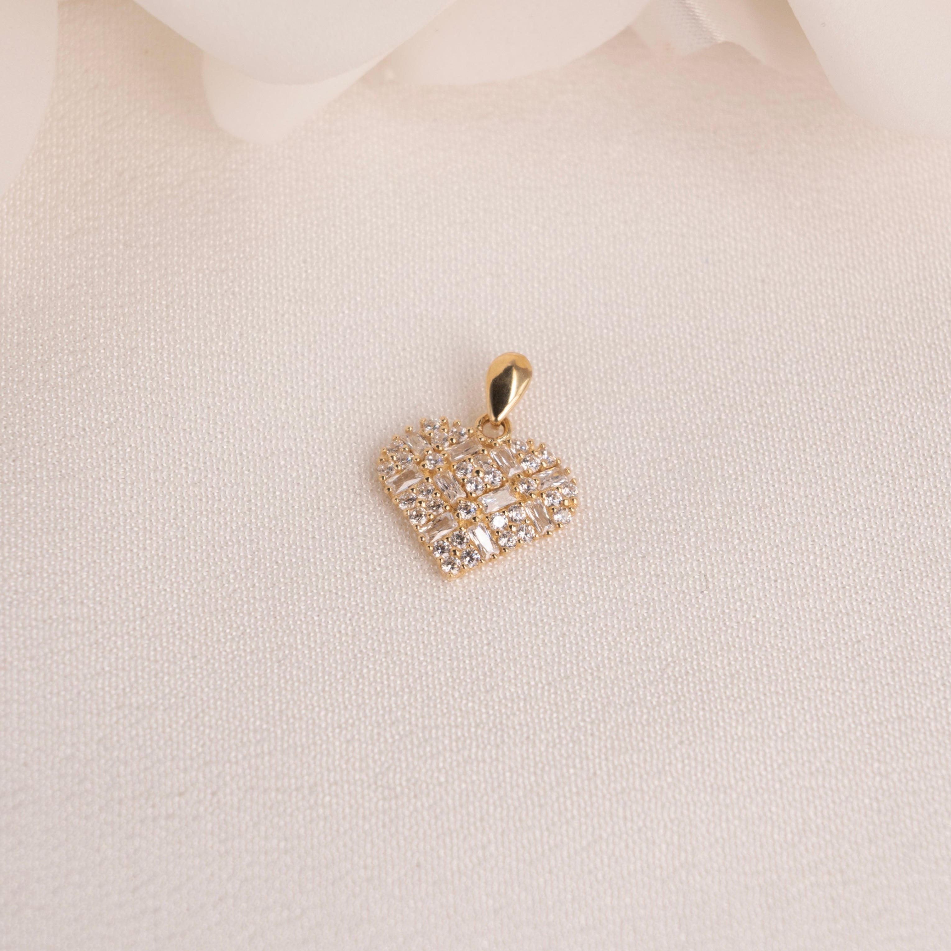 Collar de corazón con circonita cúbica de mosaico de 14 k