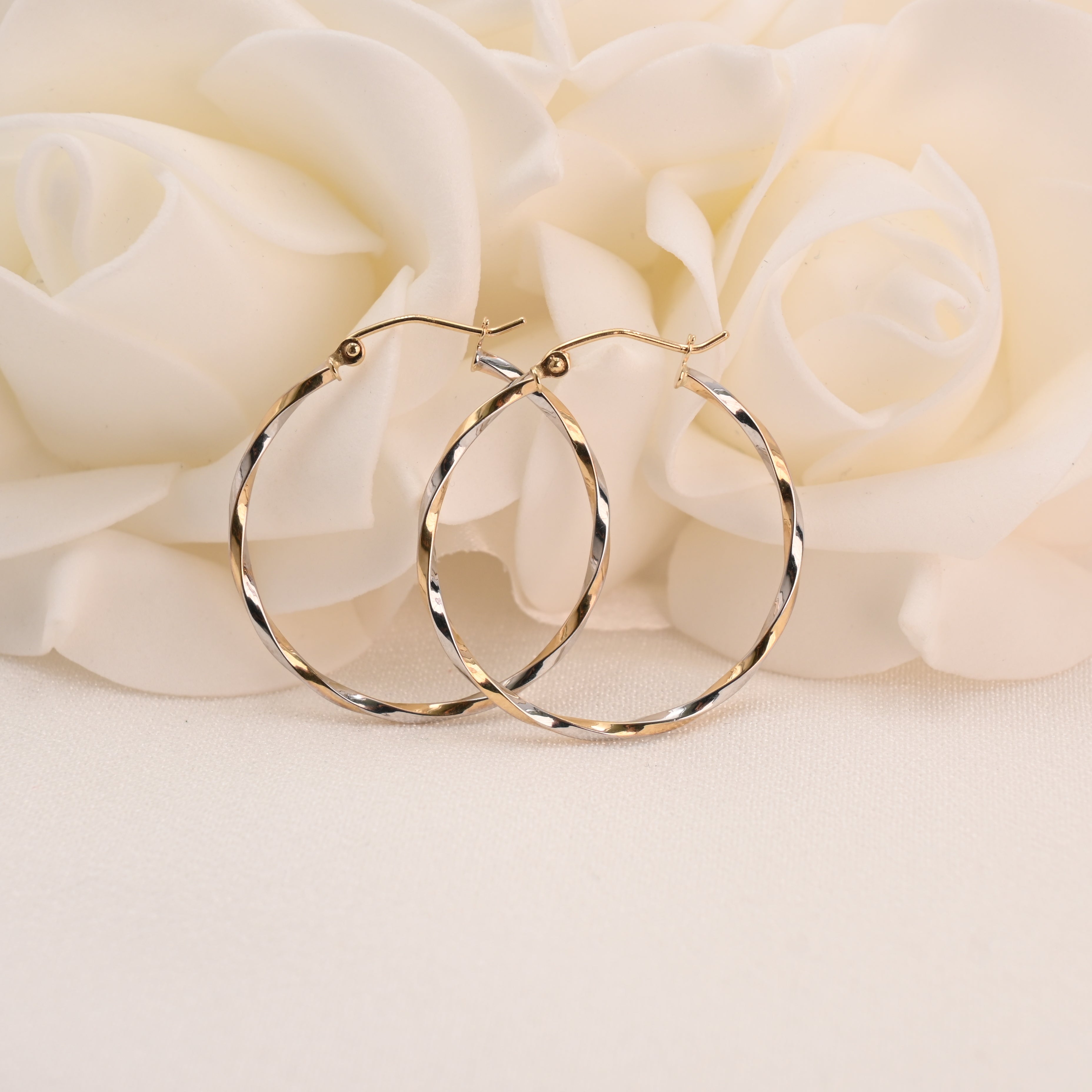 Aros finos retorcidos de dos tonos de 14 k