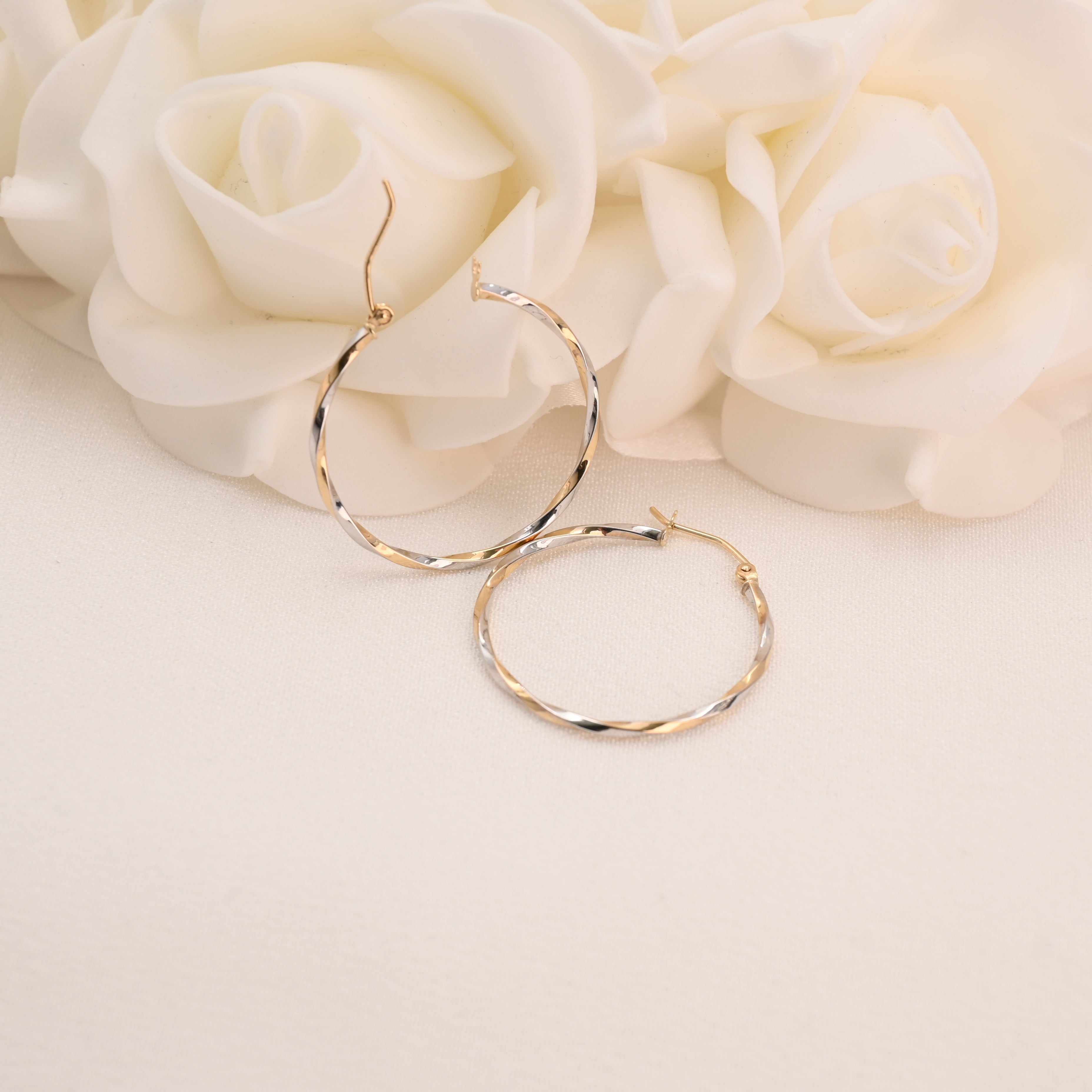Aros finos retorcidos de dos tonos de 14 k