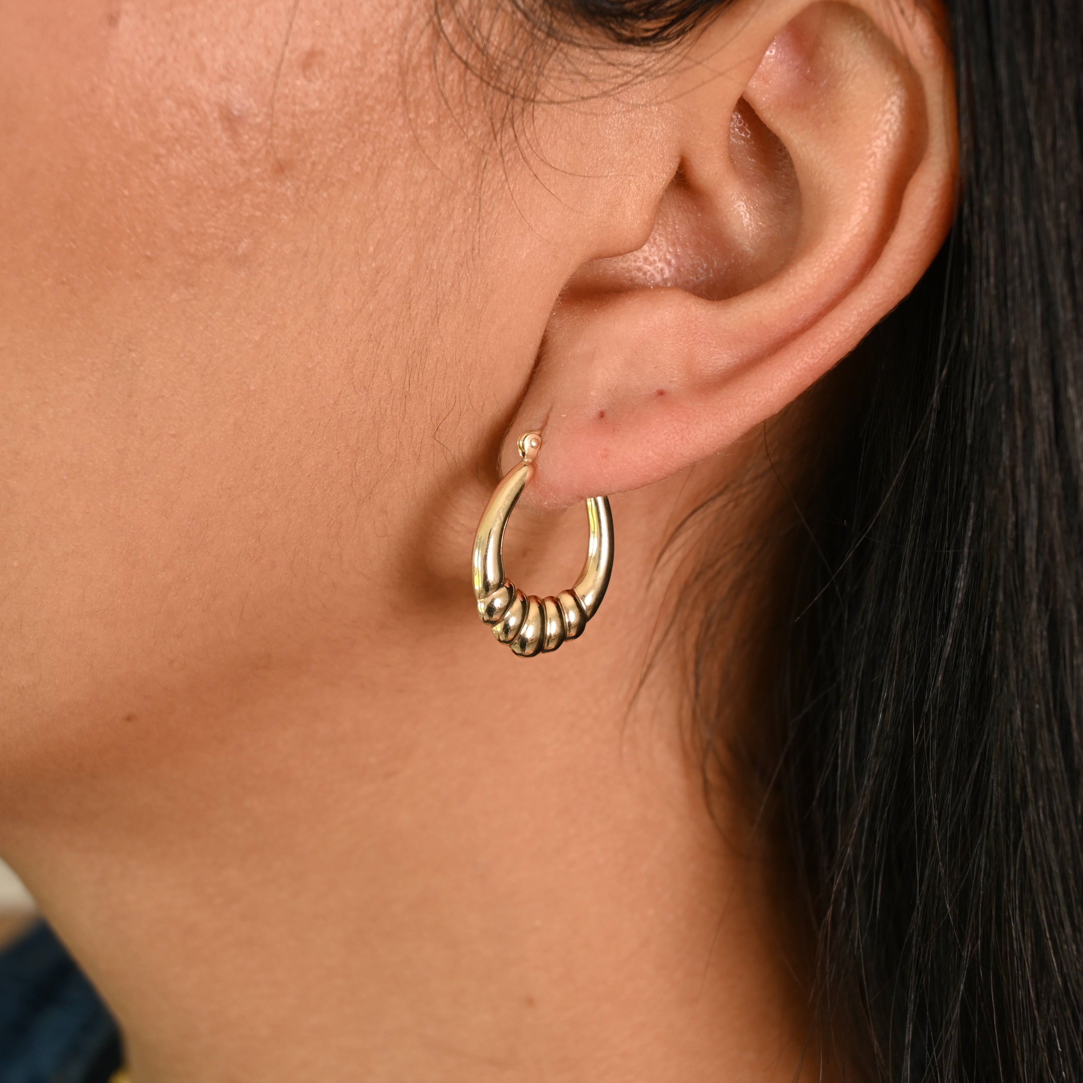 Aretes de aro festoneados y abultados de 14k