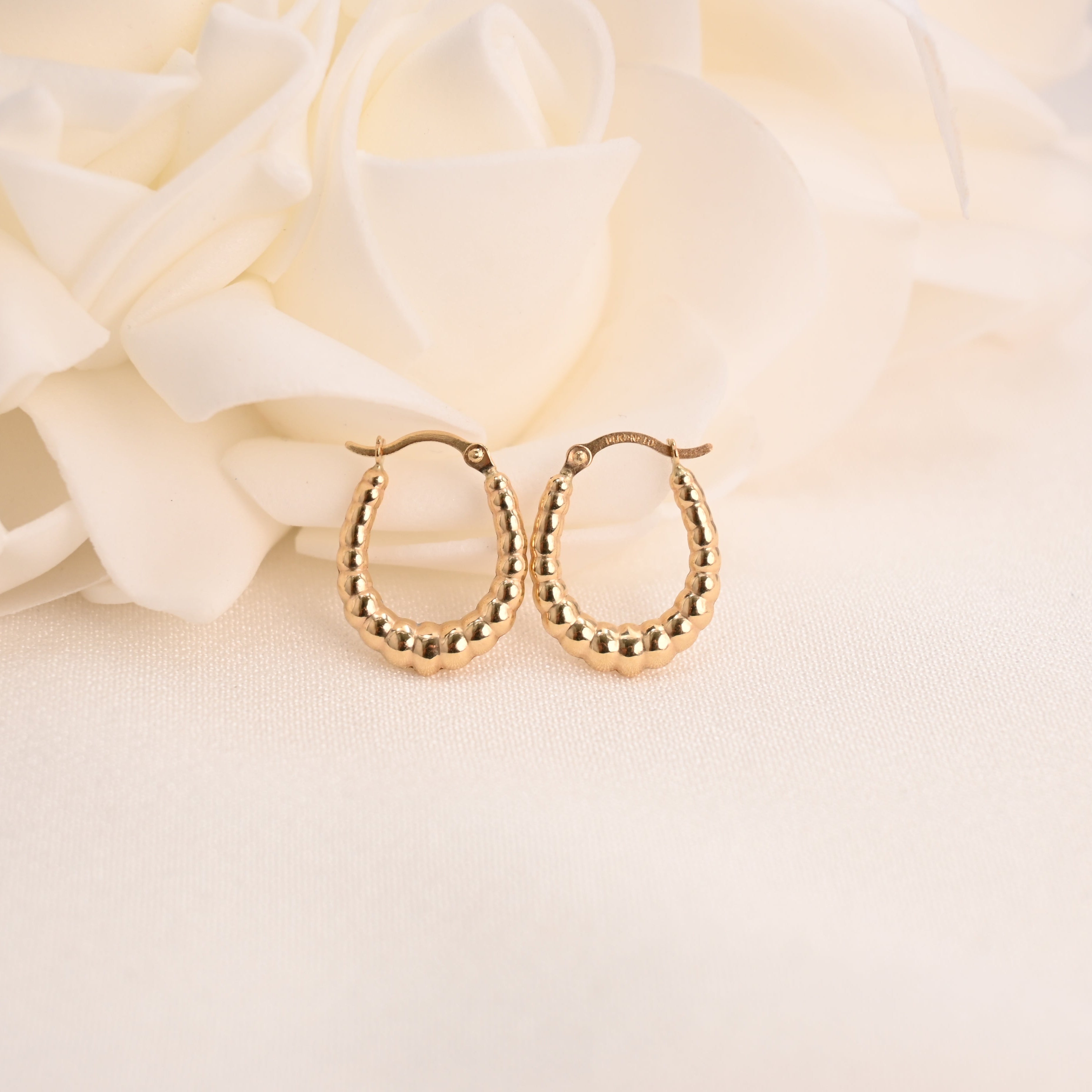 Mini aretes de aro con forma de croissant de 14 k