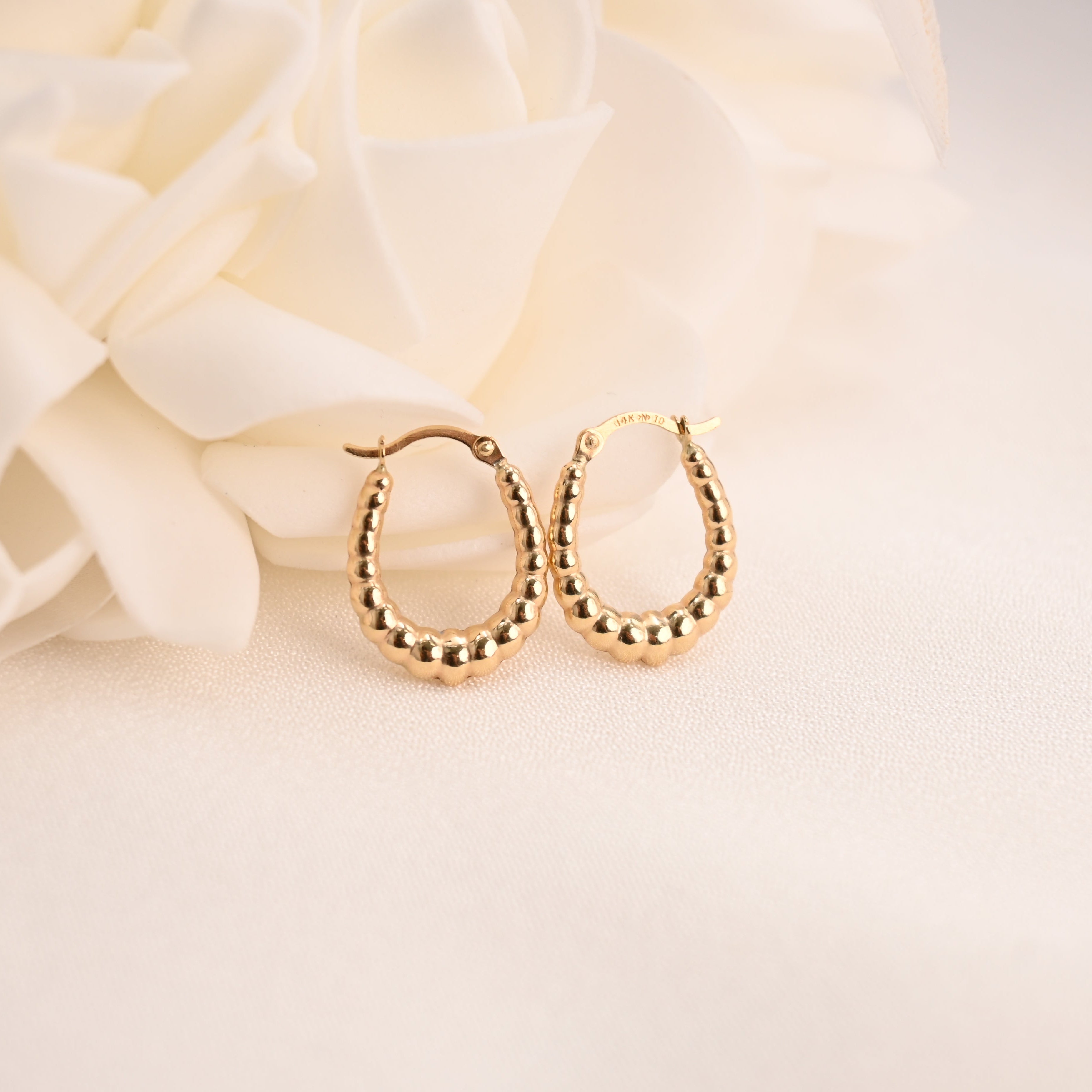 Mini aretes de aro con forma de croissant de 14 k