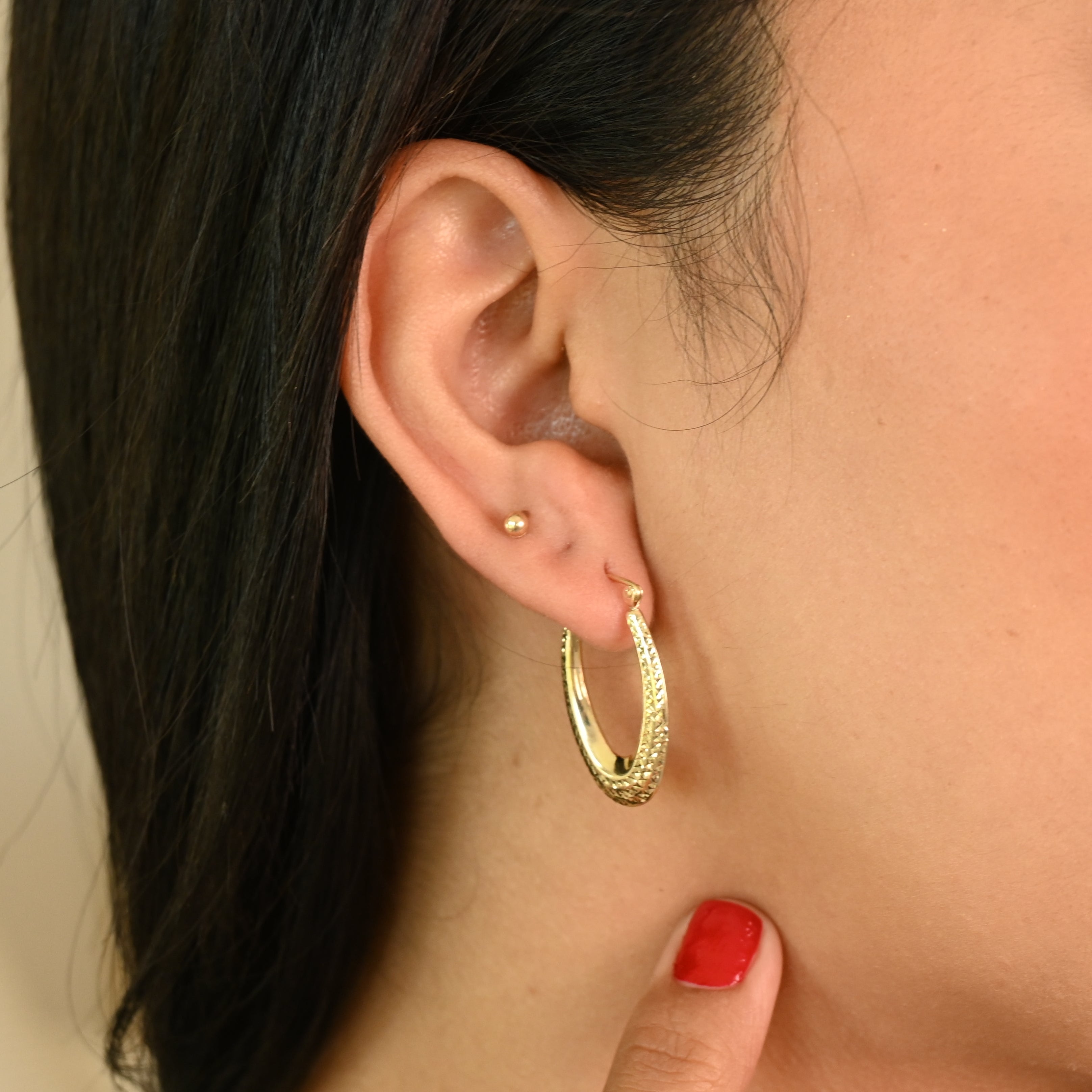 Hermosos aretes de aro ovalados con corte de diamante en oro de 14k