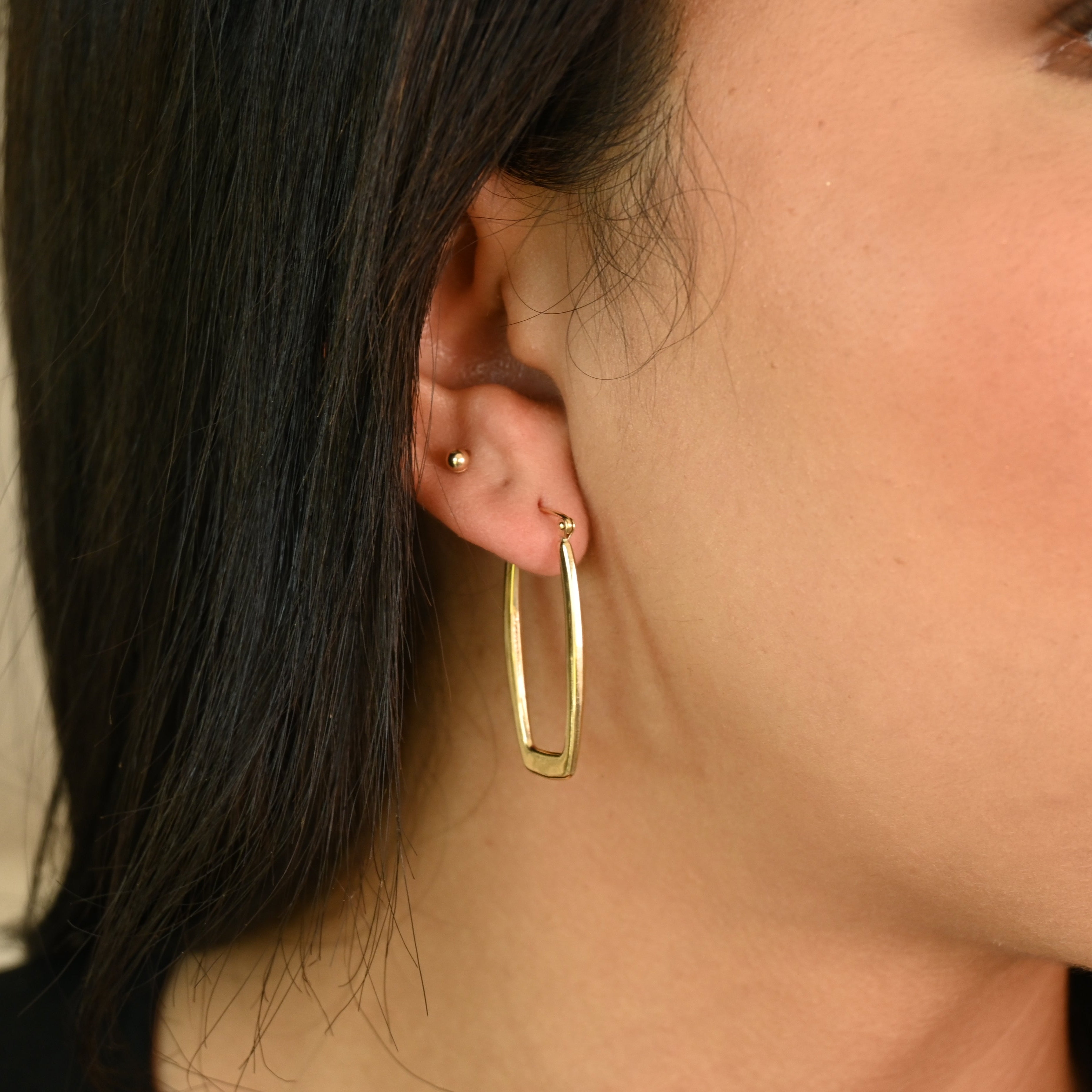 Aretes de aro rectangulares pulidos de 14k