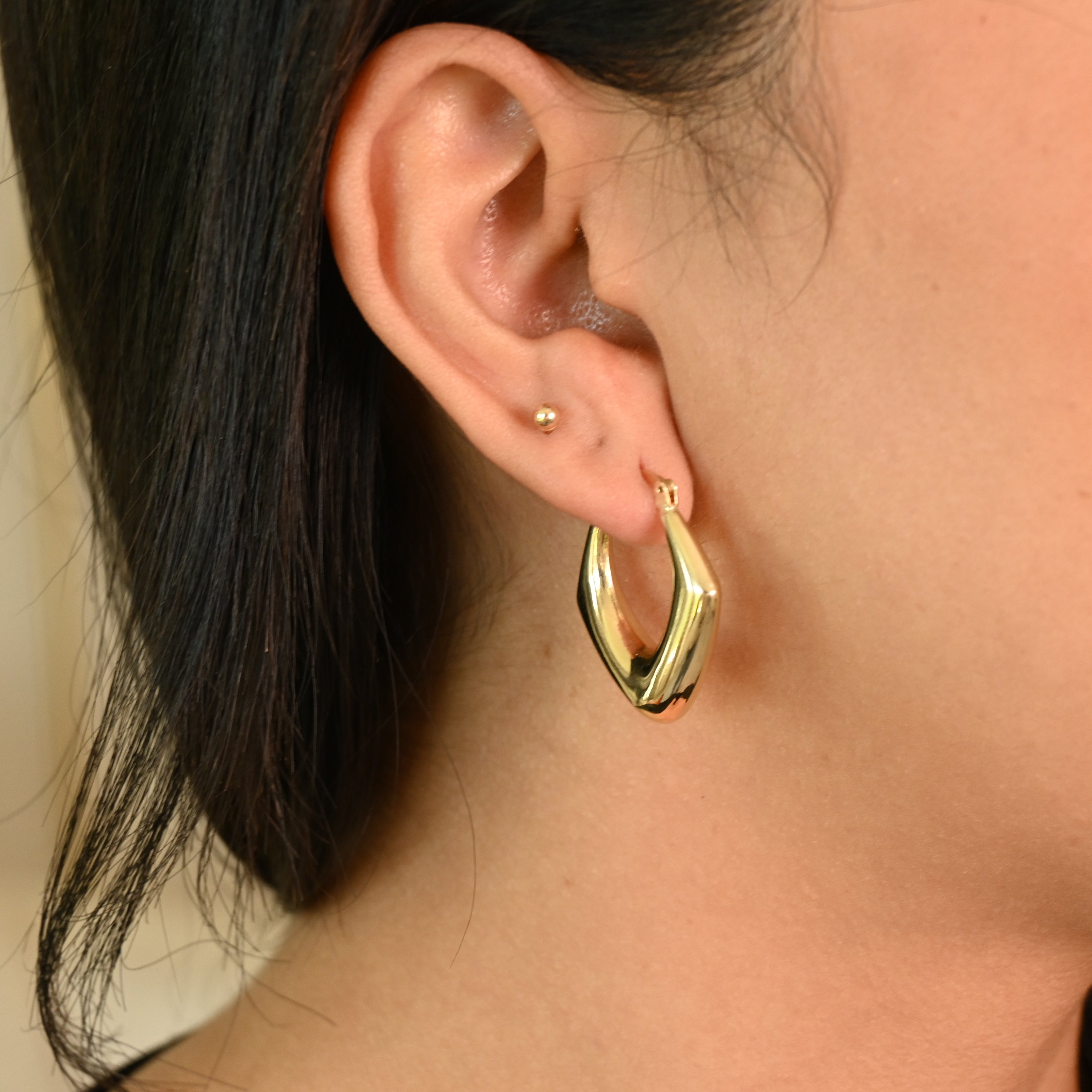 Aros triangulares gruesos pulidos de 14 k