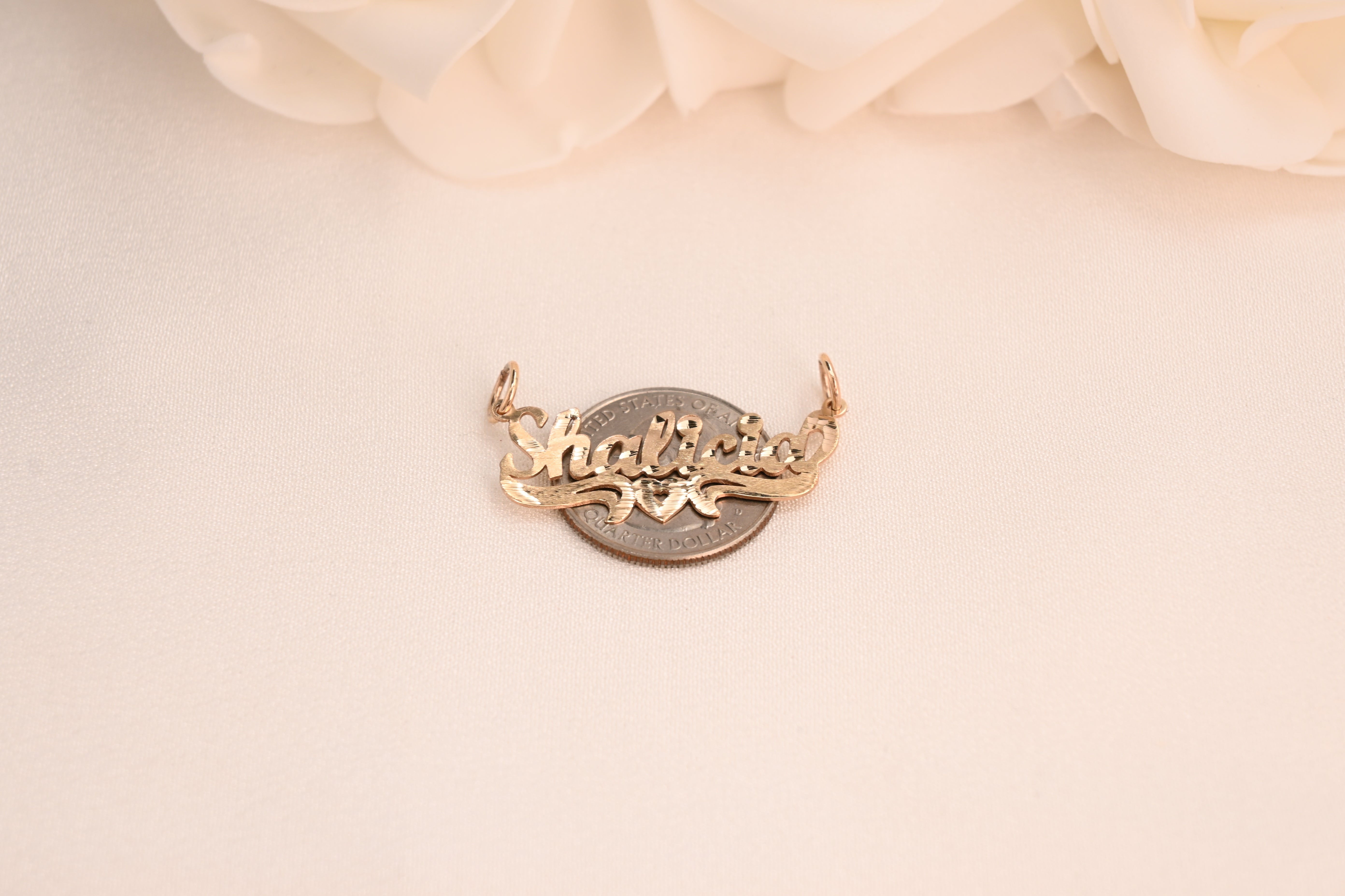 Placa de identificación personalizada con forma de corazón en oro macizo de 14 quilates