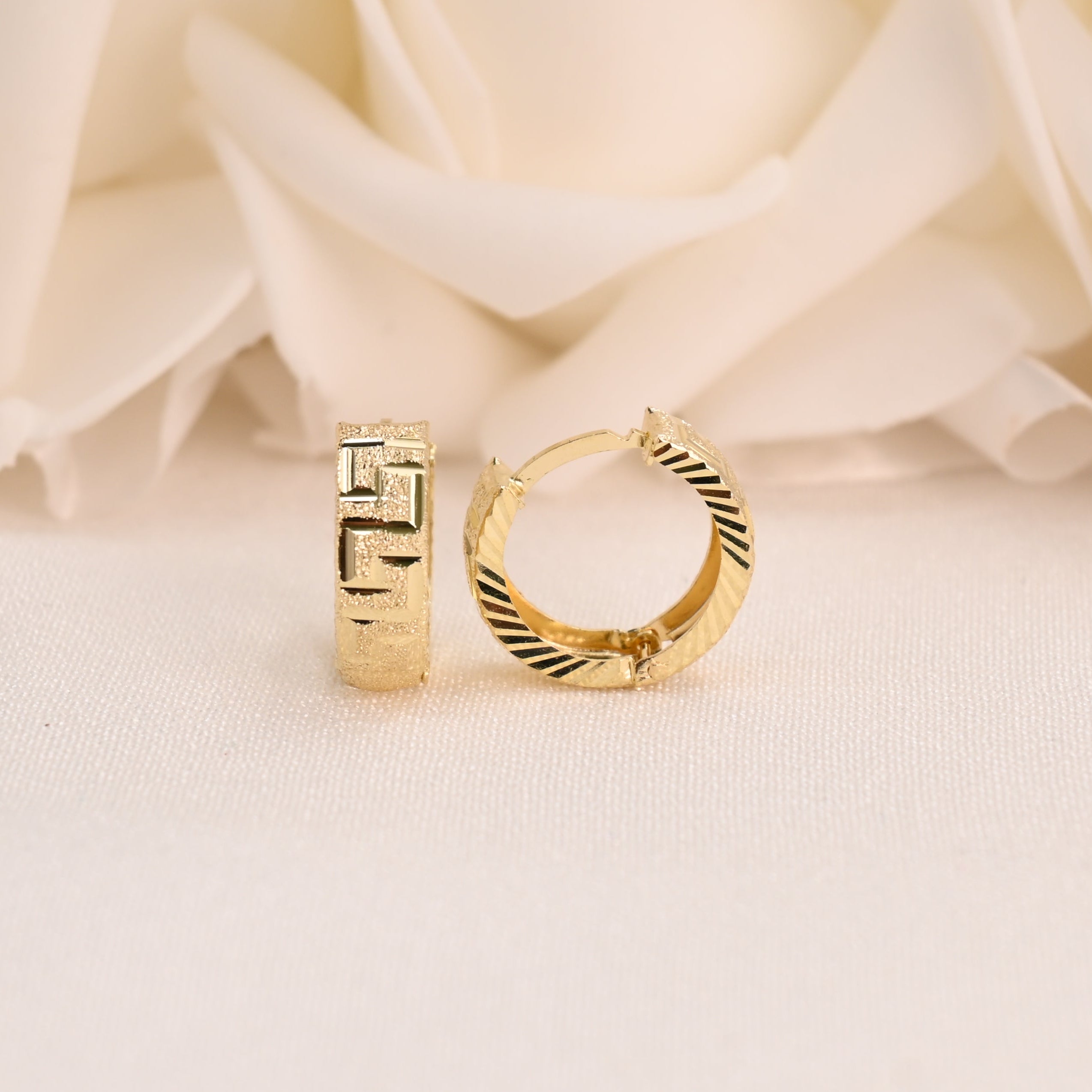 Aretes tipo aro con forma de laberinto y corte de diamante de 14 k