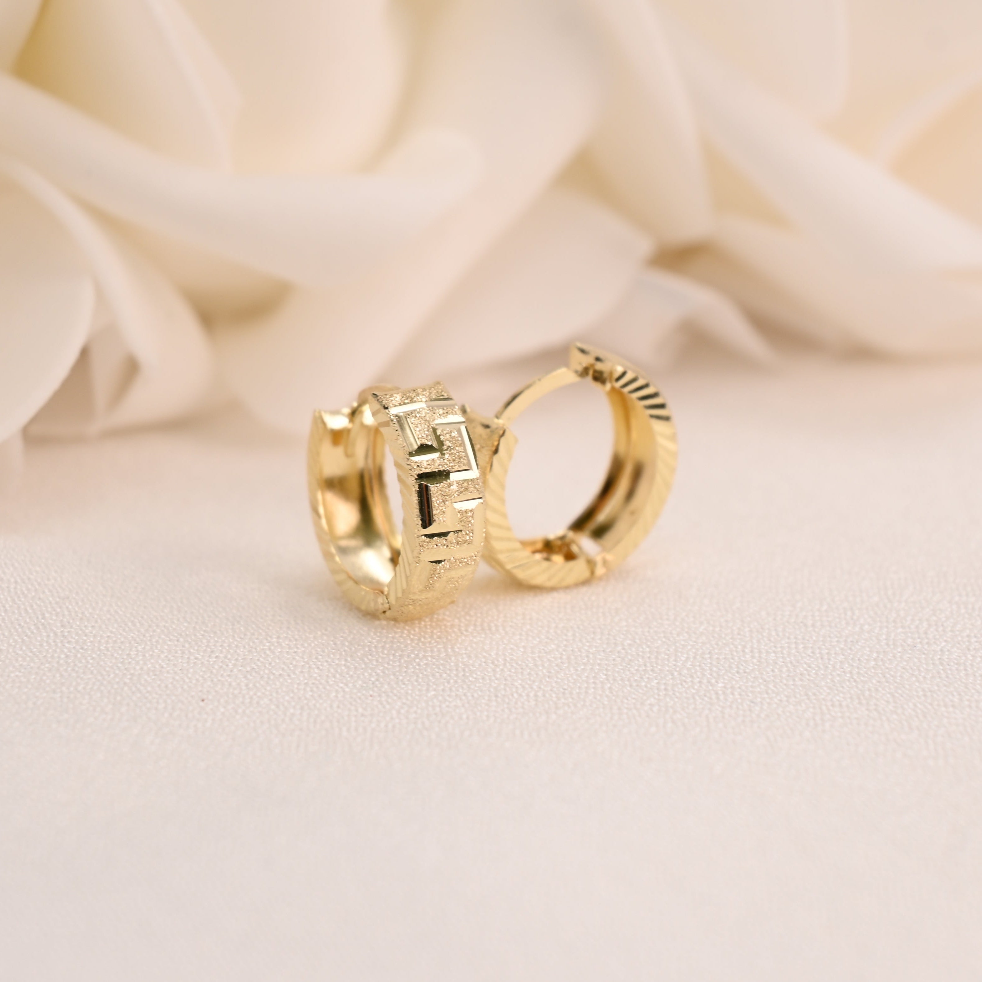 Aretes tipo aro con forma de laberinto y corte de diamante de 14 k