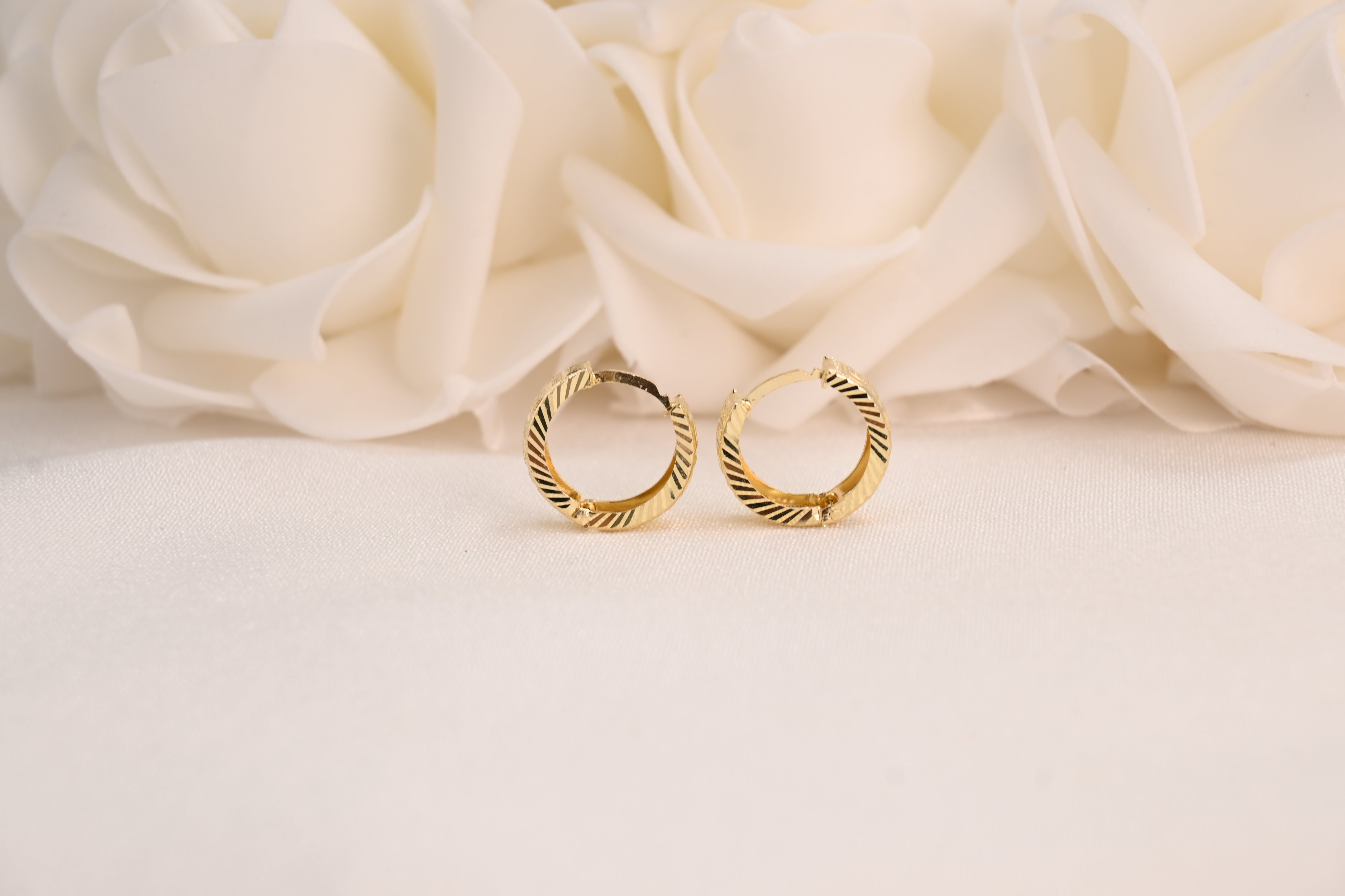 Aretes tipo aro con forma de laberinto y corte de diamante de 14 k