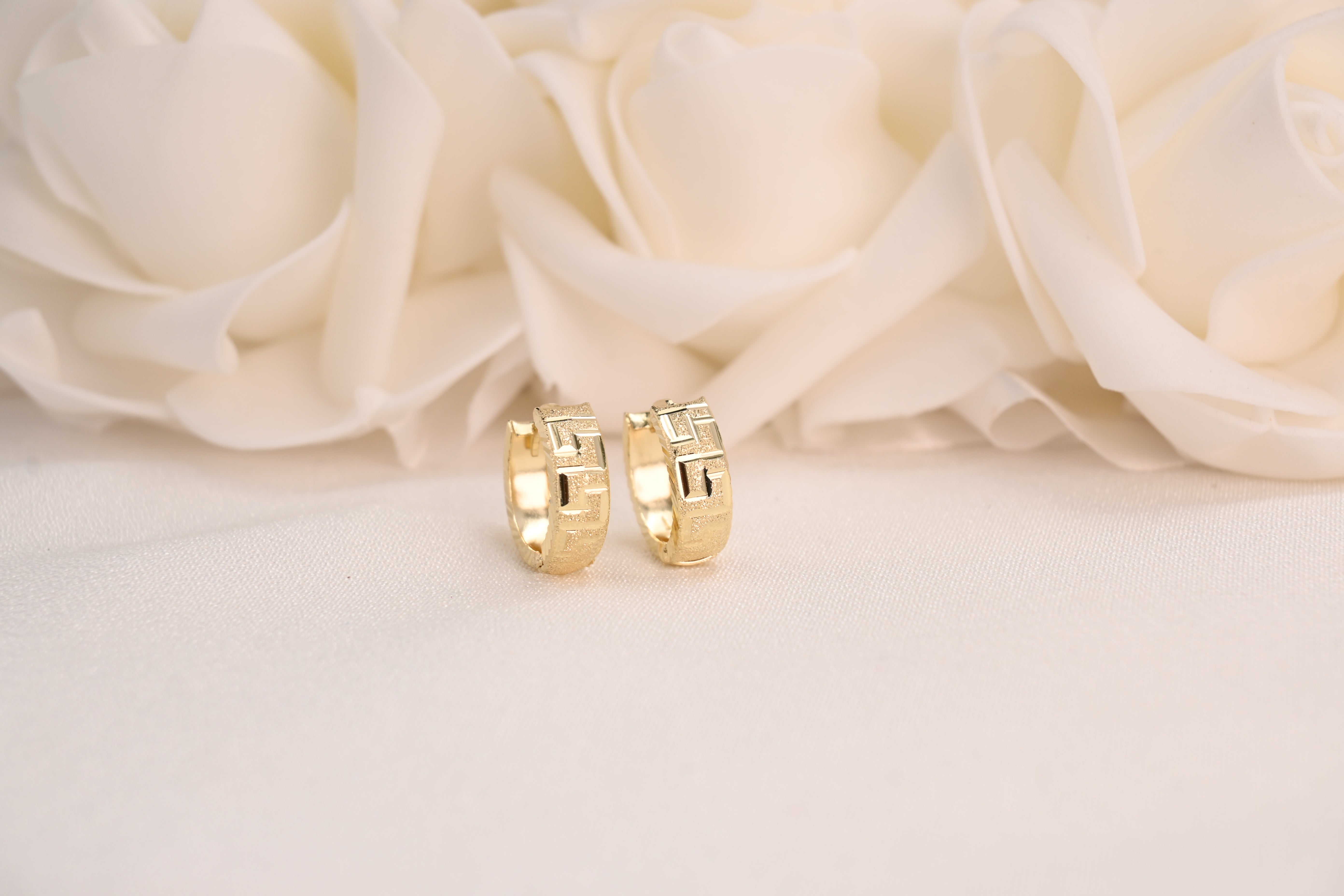 Aretes tipo aro con forma de laberinto y corte de diamante de 14 k