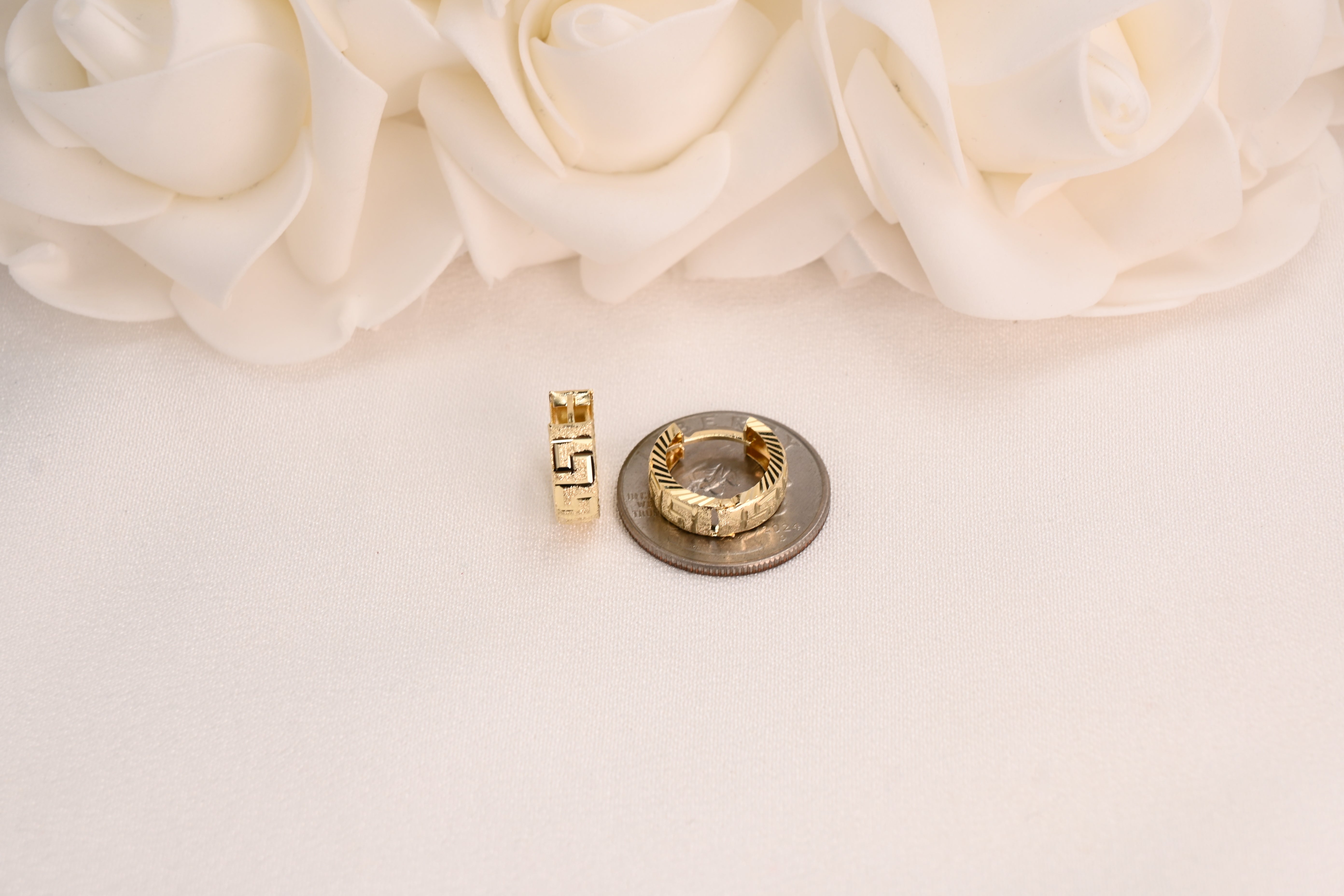 Aretes tipo aro con forma de laberinto y corte de diamante de 14 k