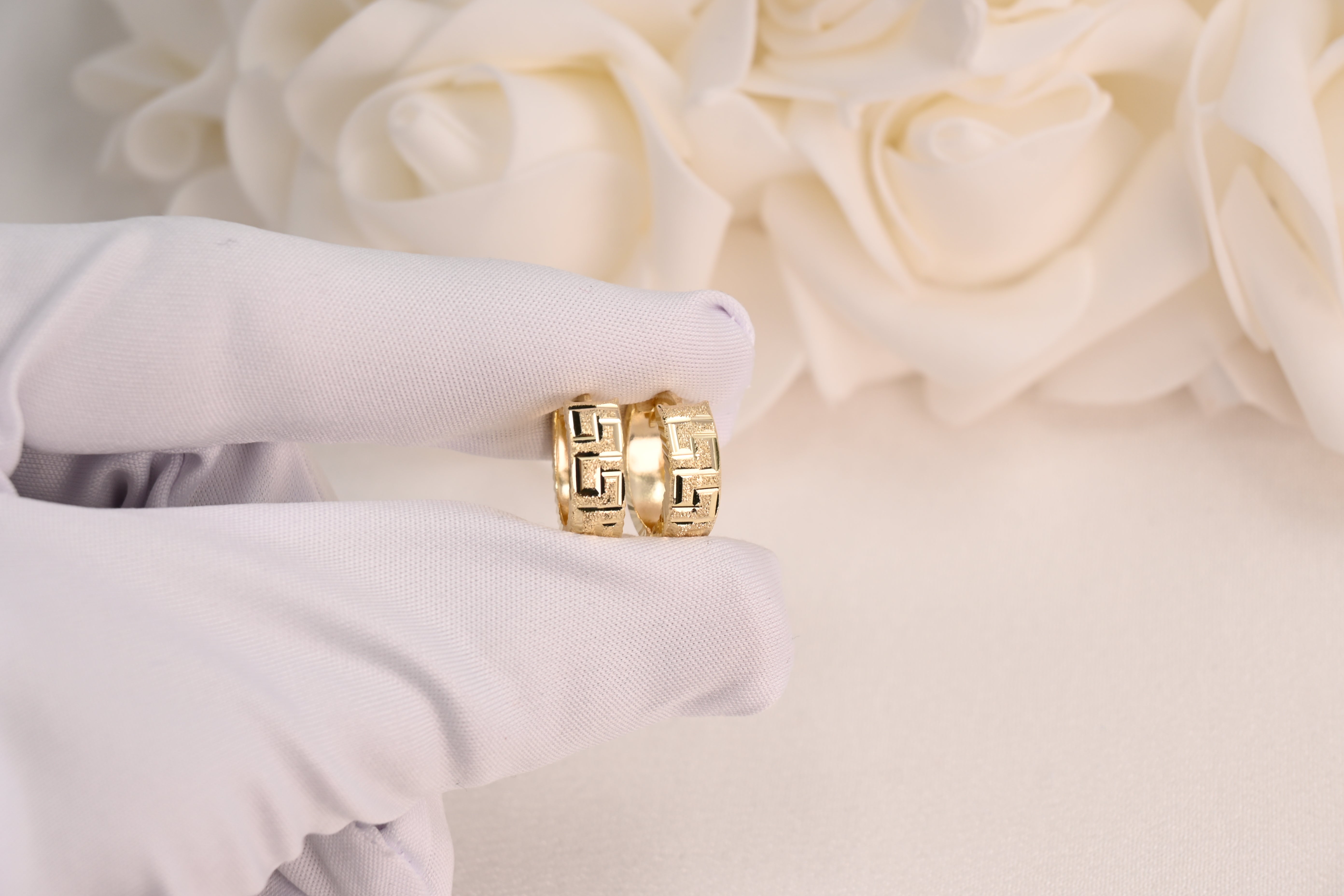 Aretes tipo aro con forma de laberinto y corte de diamante de 14 k