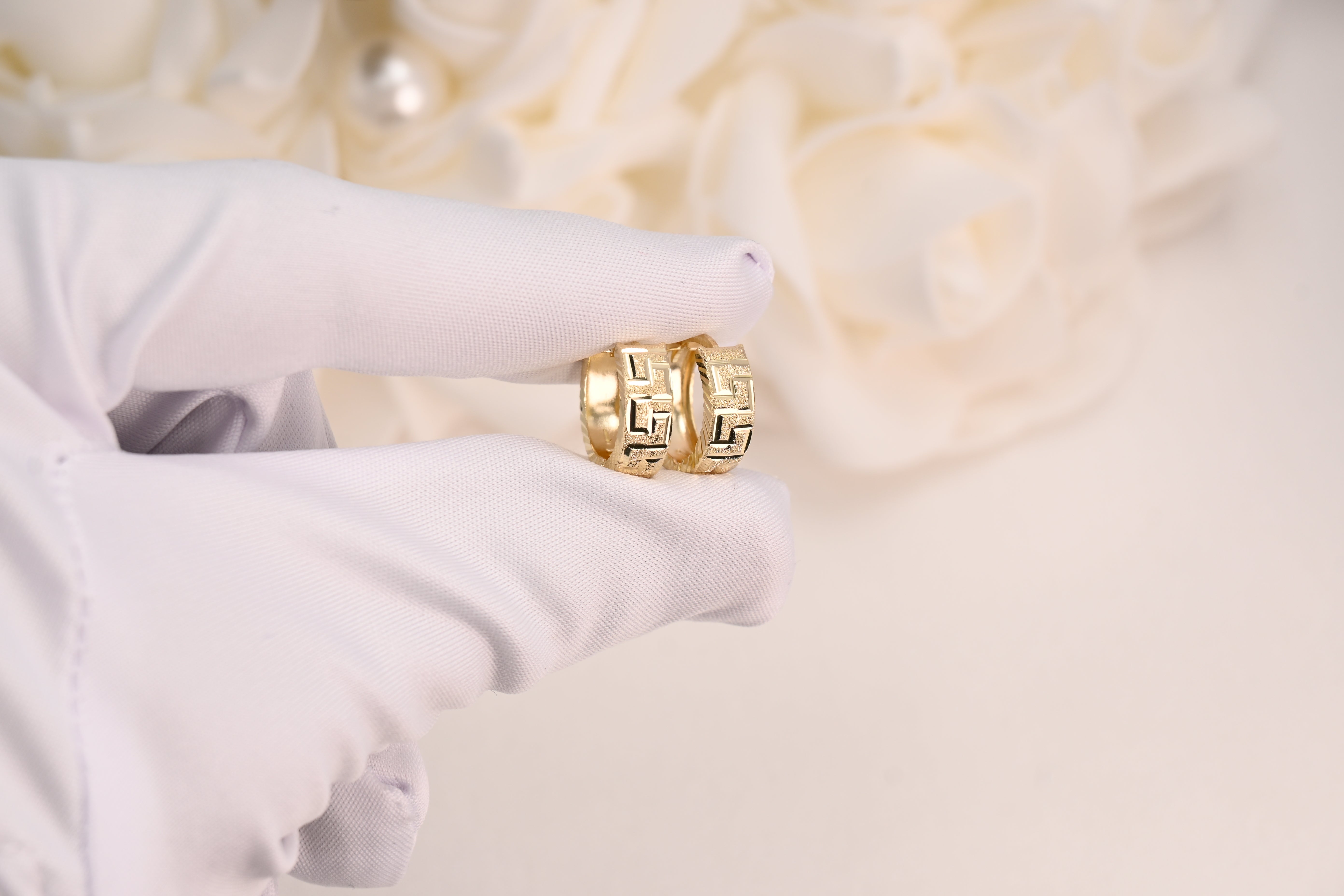 Aretes tipo aro con forma de laberinto y corte de diamante de 14 k