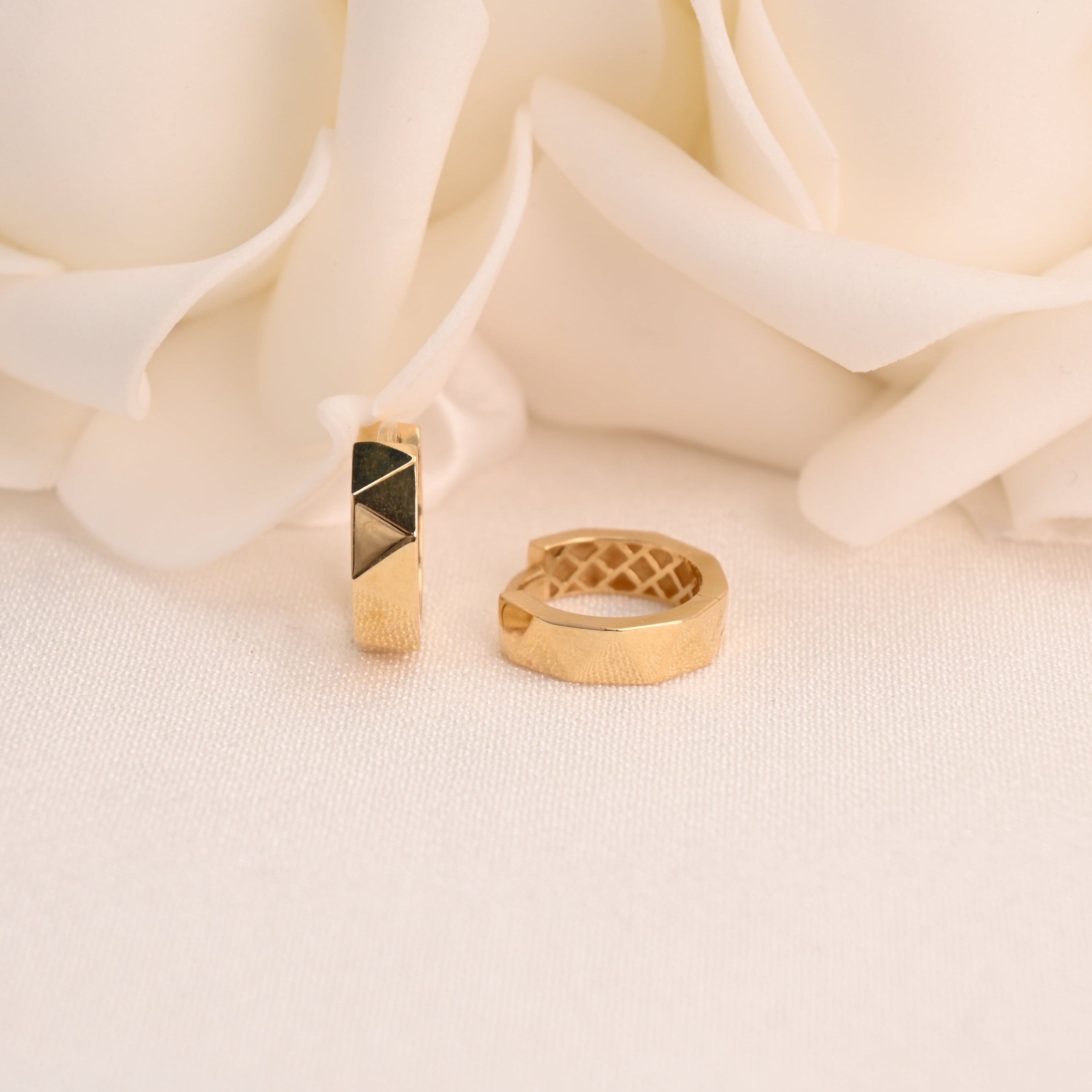 Aretes Huggies con espejo pulido de 14k