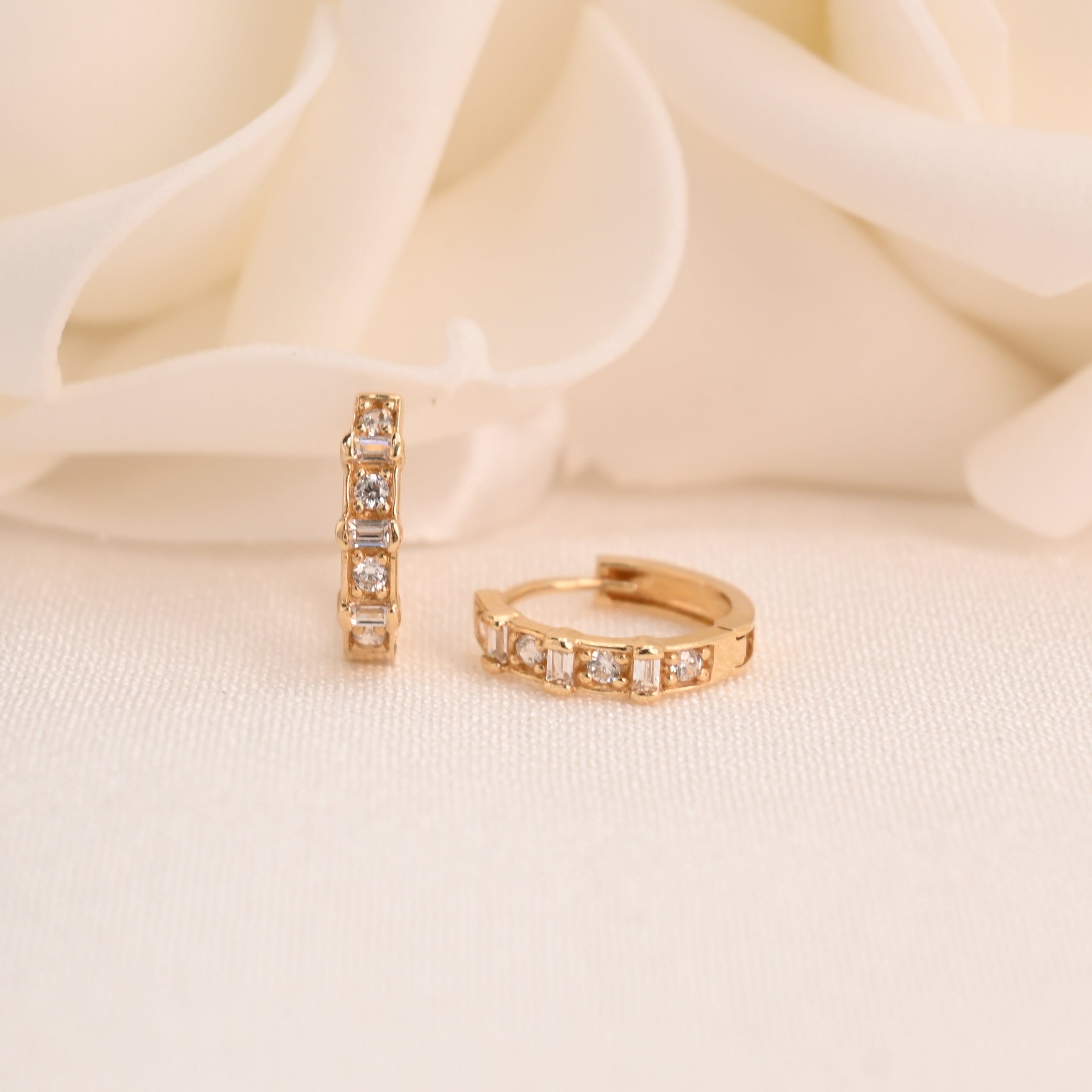 Aretes tipo aro con circonitas cúbicas baguette de 14 k (12,5 mm)