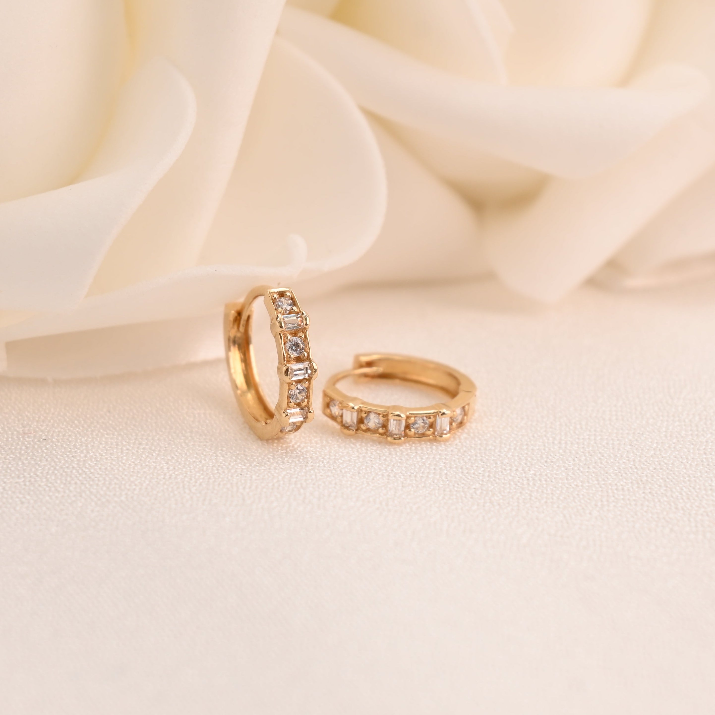 Aretes tipo aro con circonitas cúbicas baguette de 14 k (12,5 mm)