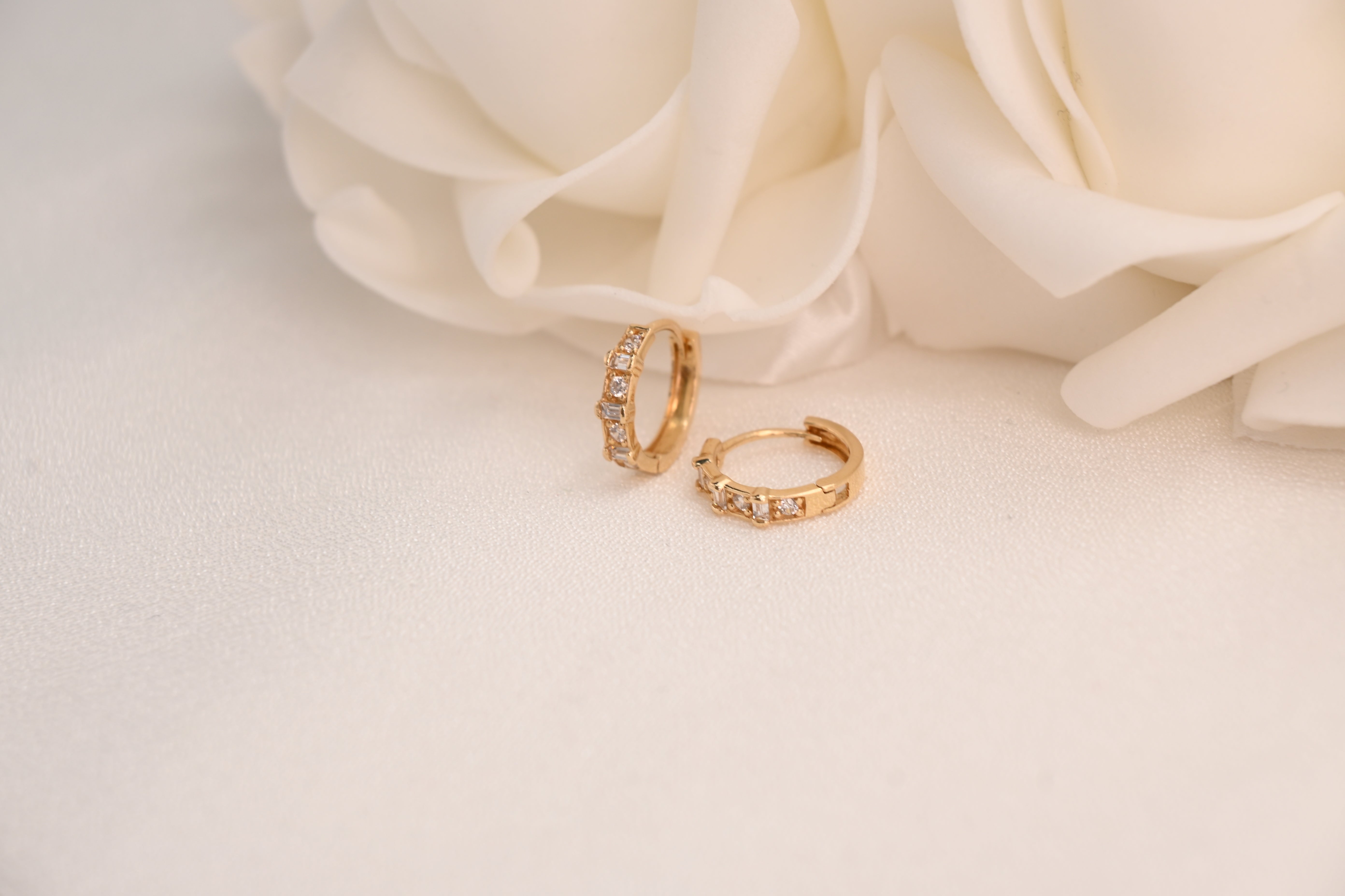 Aretes tipo aro con circonitas cúbicas baguette de 14 k (12,5 mm)