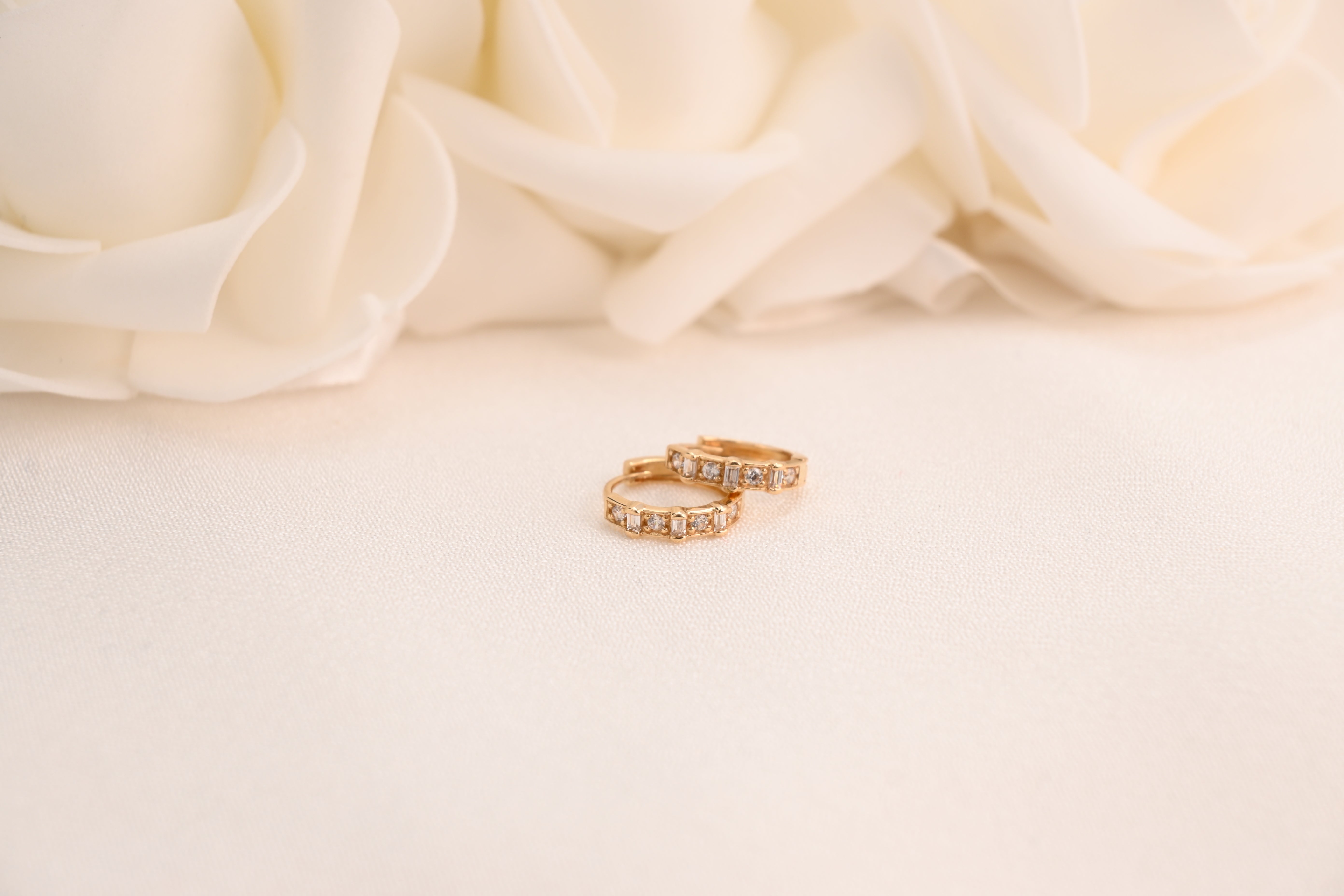 Aretes tipo aro con circonitas cúbicas baguette de 14 k (12,5 mm)