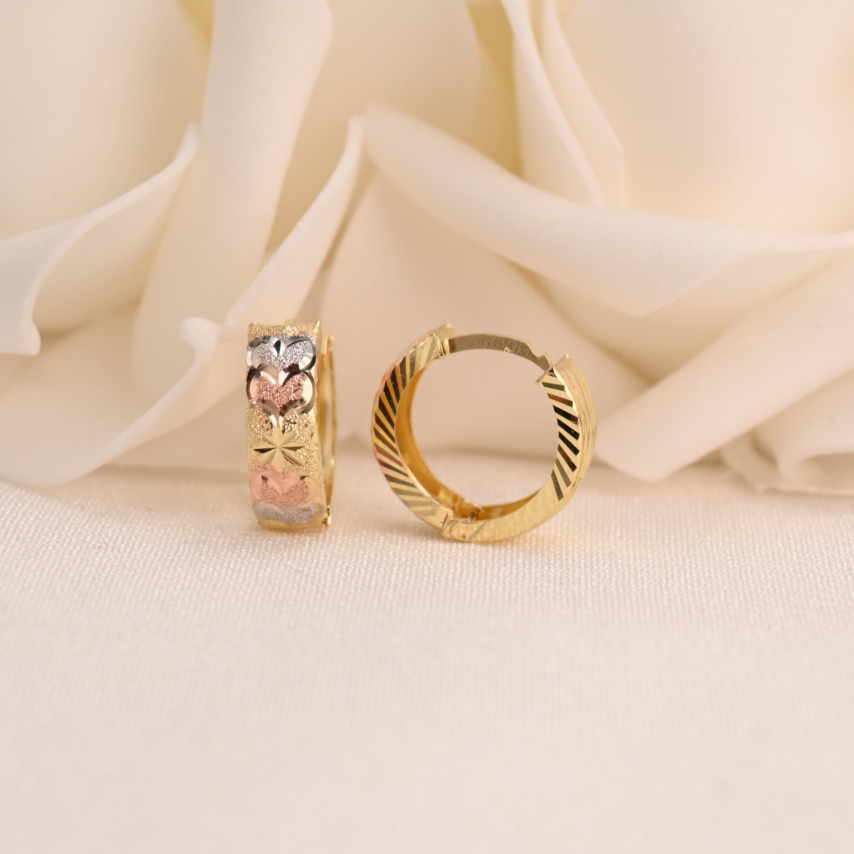 Aretes Huggie de corte de diamante tricolor de 14 k