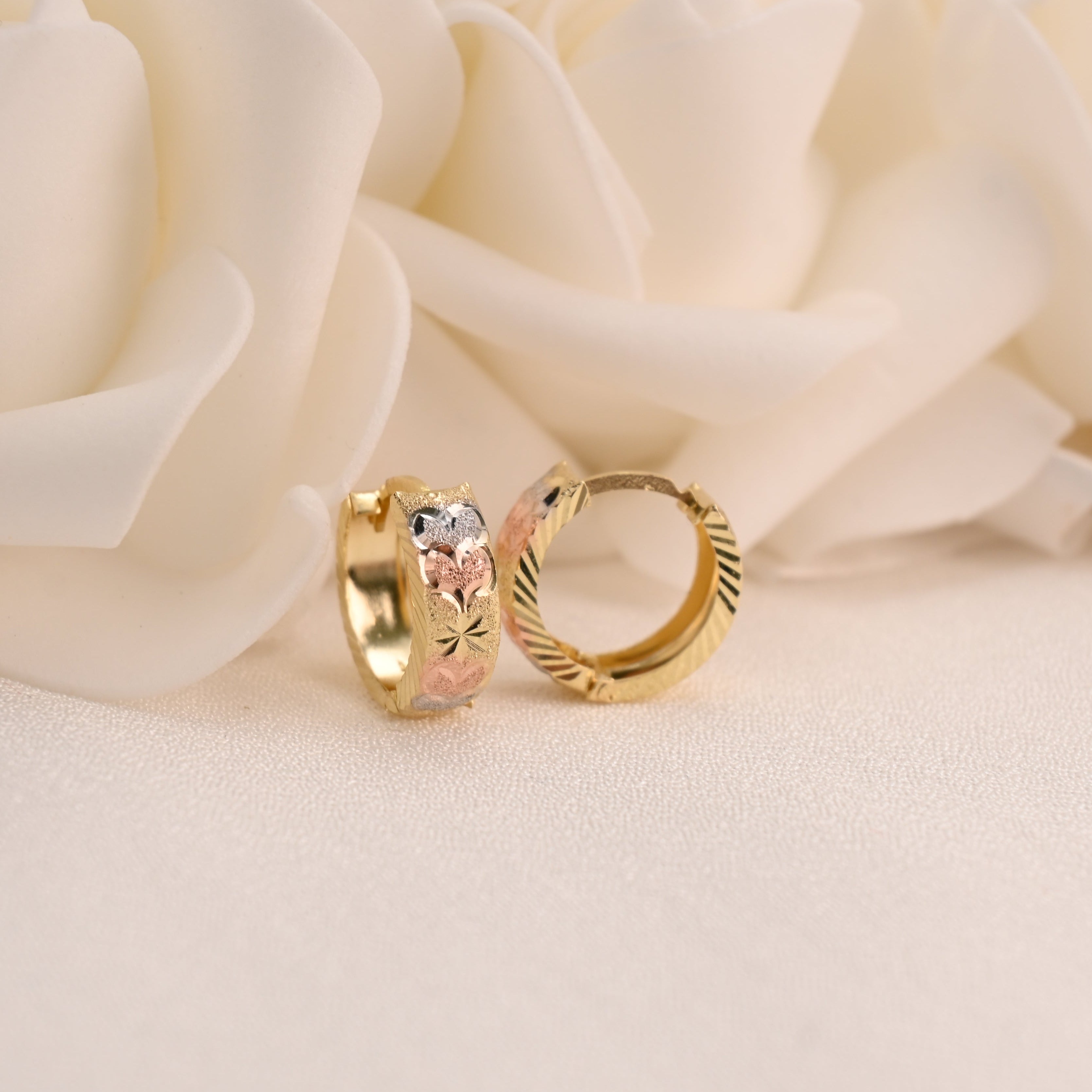 Aretes Huggie de corte de diamante tricolor de 14 k