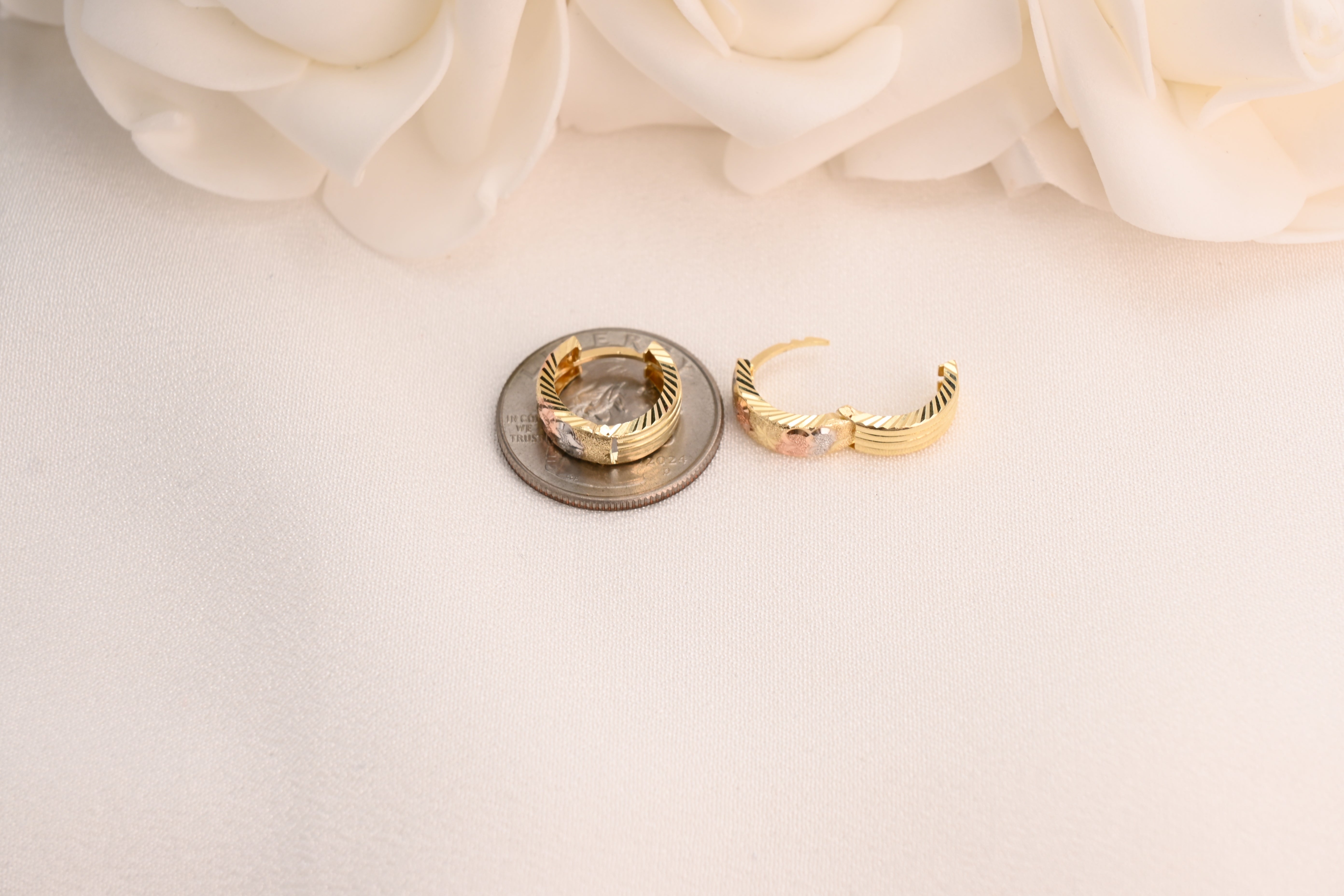 Aretes Huggie de corte de diamante tricolor de 14 k