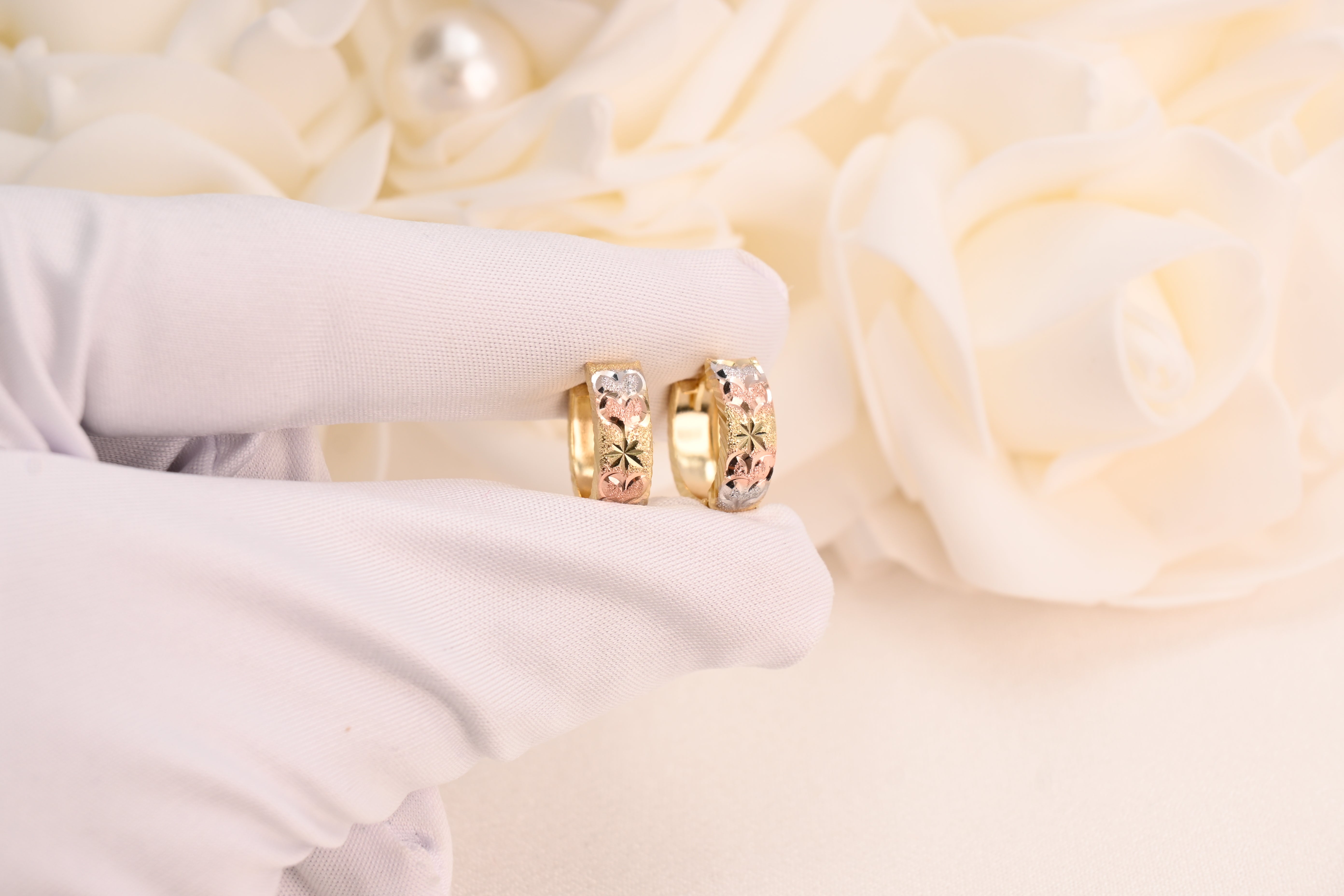 Aretes Huggie de corte de diamante tricolor de 14 k