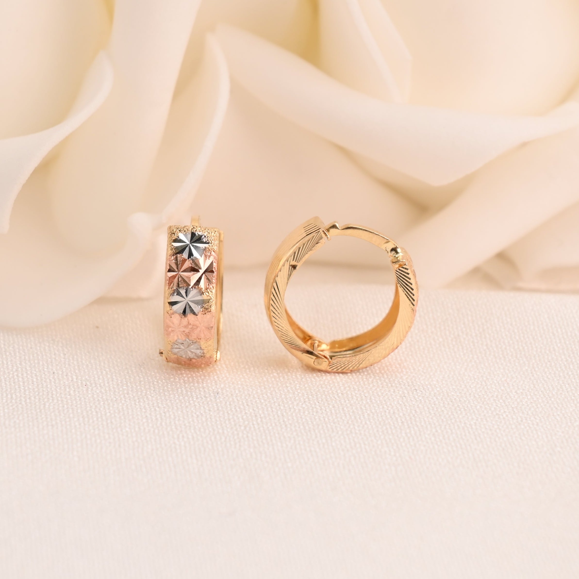 Aretes Huggies de oro tricolor de 14 k con corte de diamante y estrella