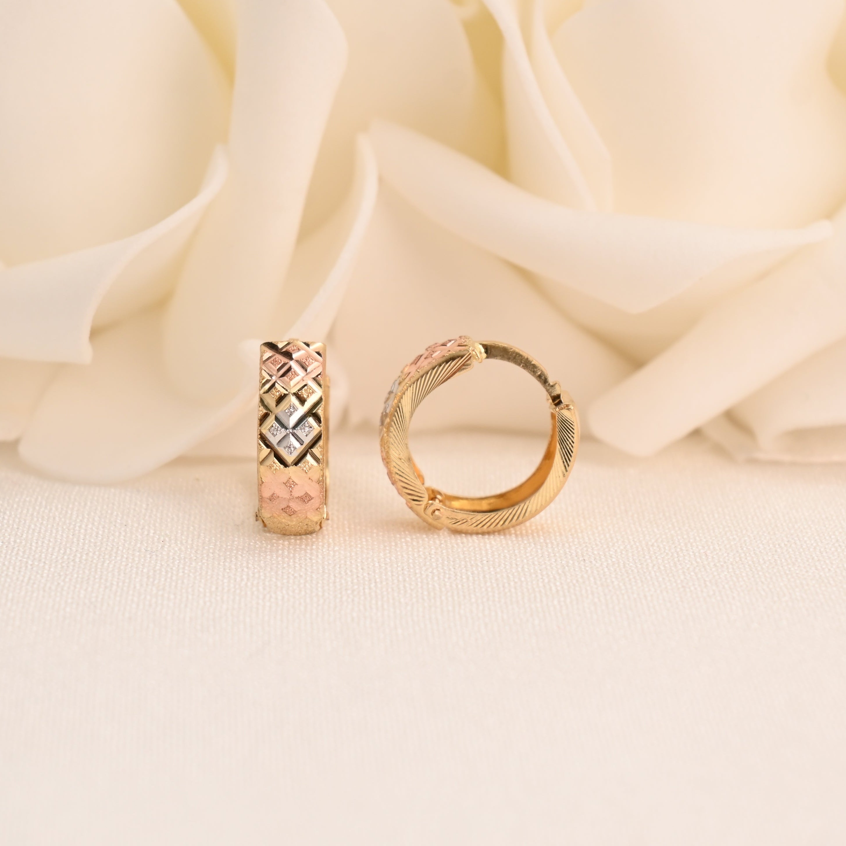 Aretes Huggie de corte de diamante tricolor de 14 k (15 mm)