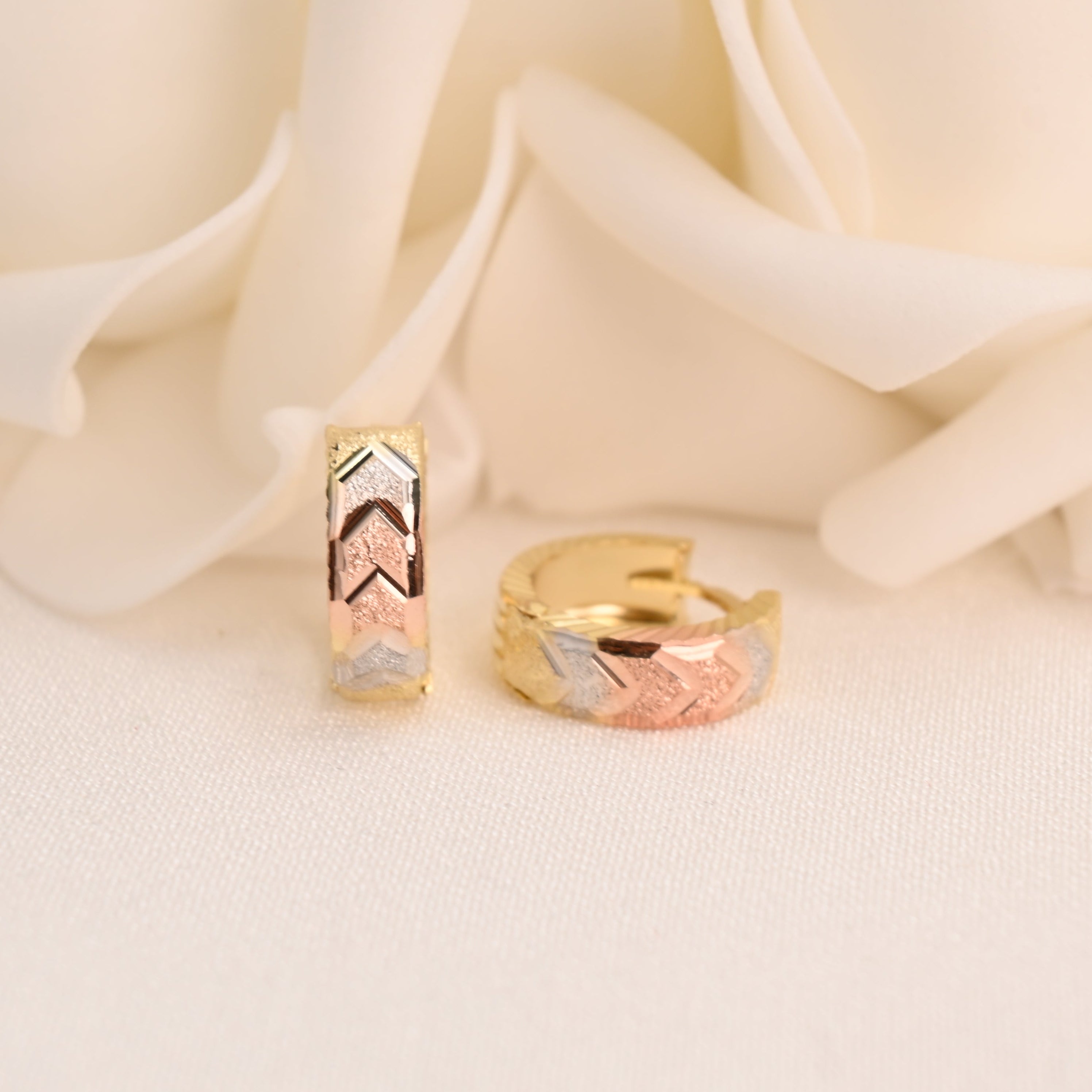 Aretes Huggie de oro tricolor de 14 k (5 mm)