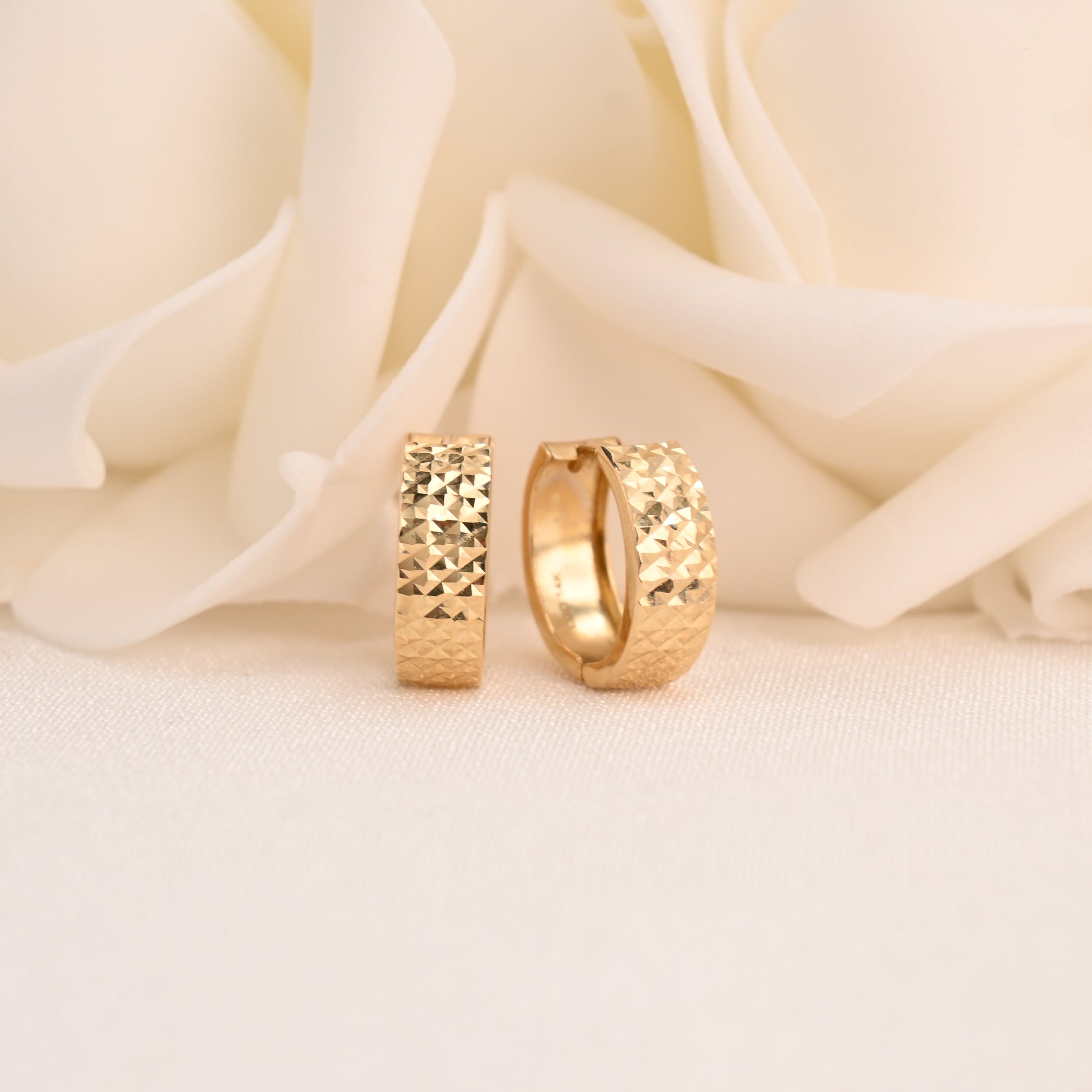 Aretes Huggies con corte de diamante de 14k