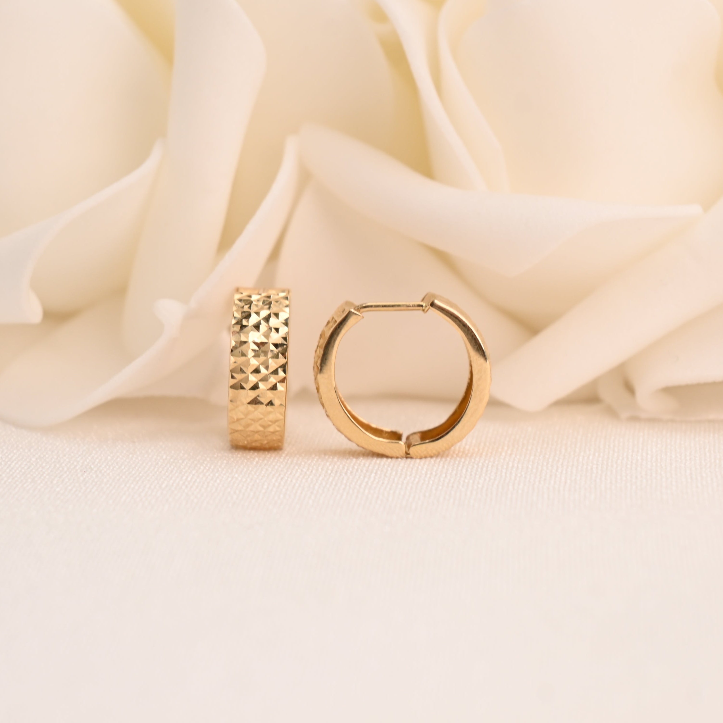 Aretes Huggies con corte de diamante de 14k