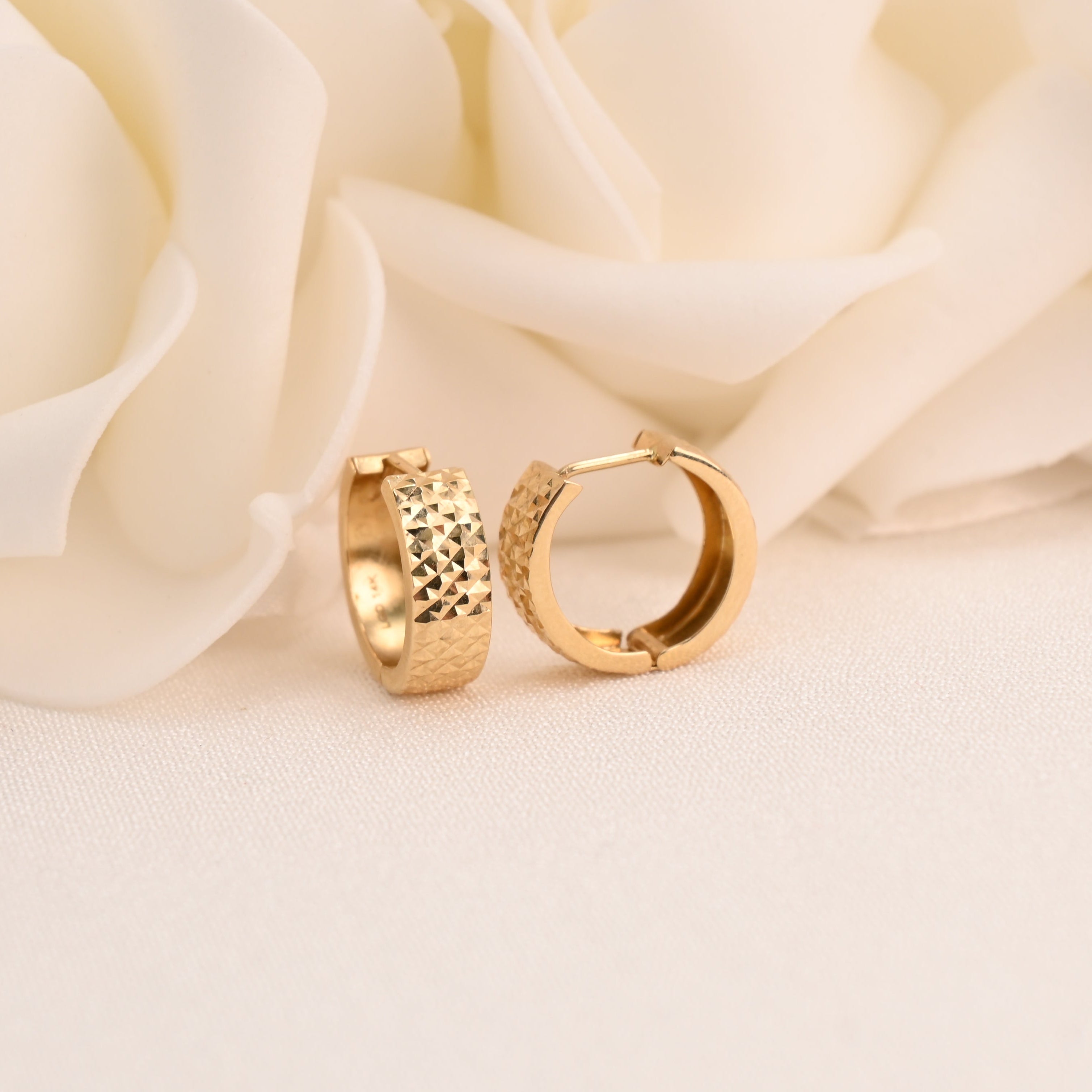 Aretes Huggies con corte de diamante de 14k