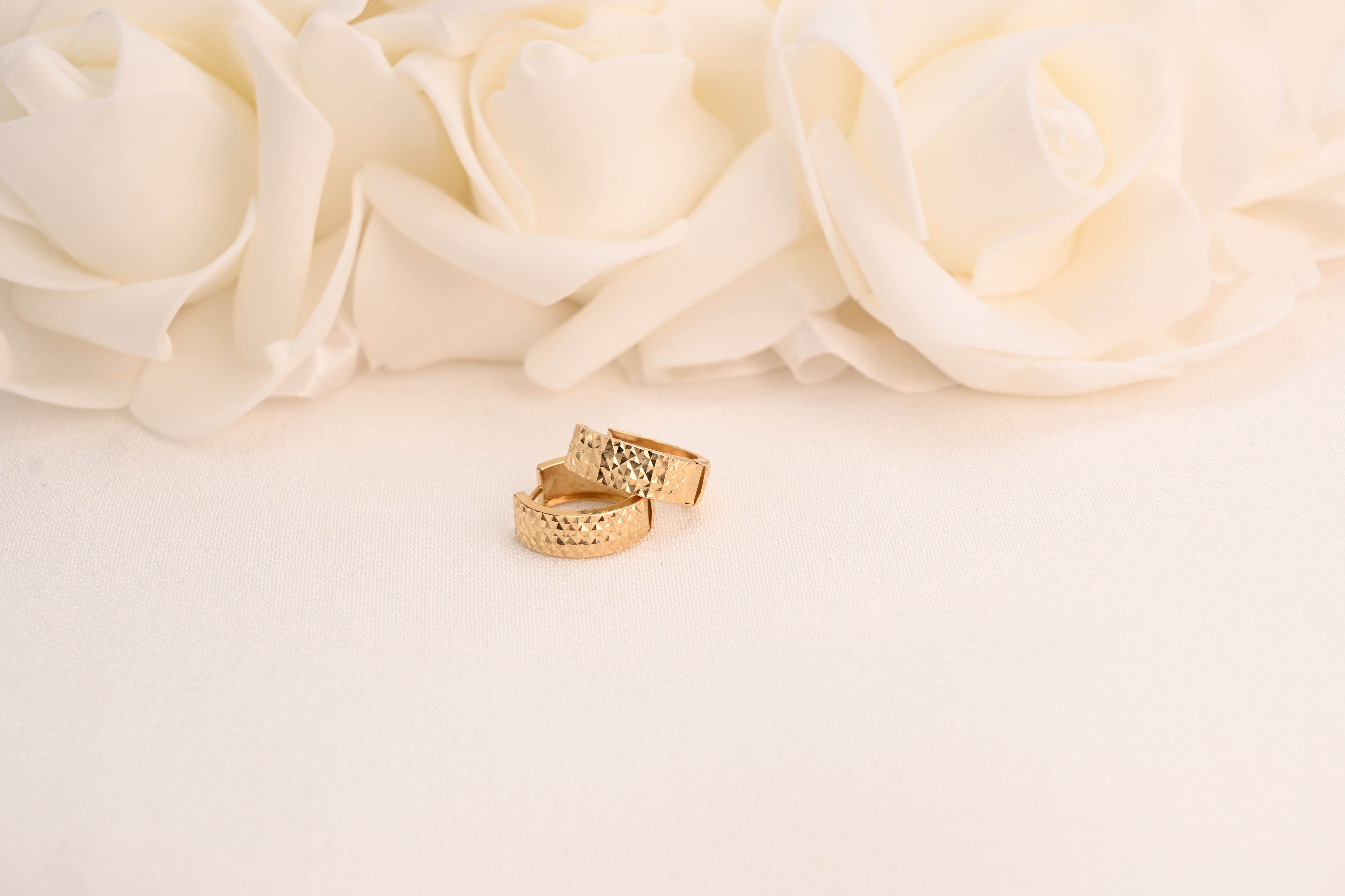 Aretes Huggies con corte de diamante de 14k