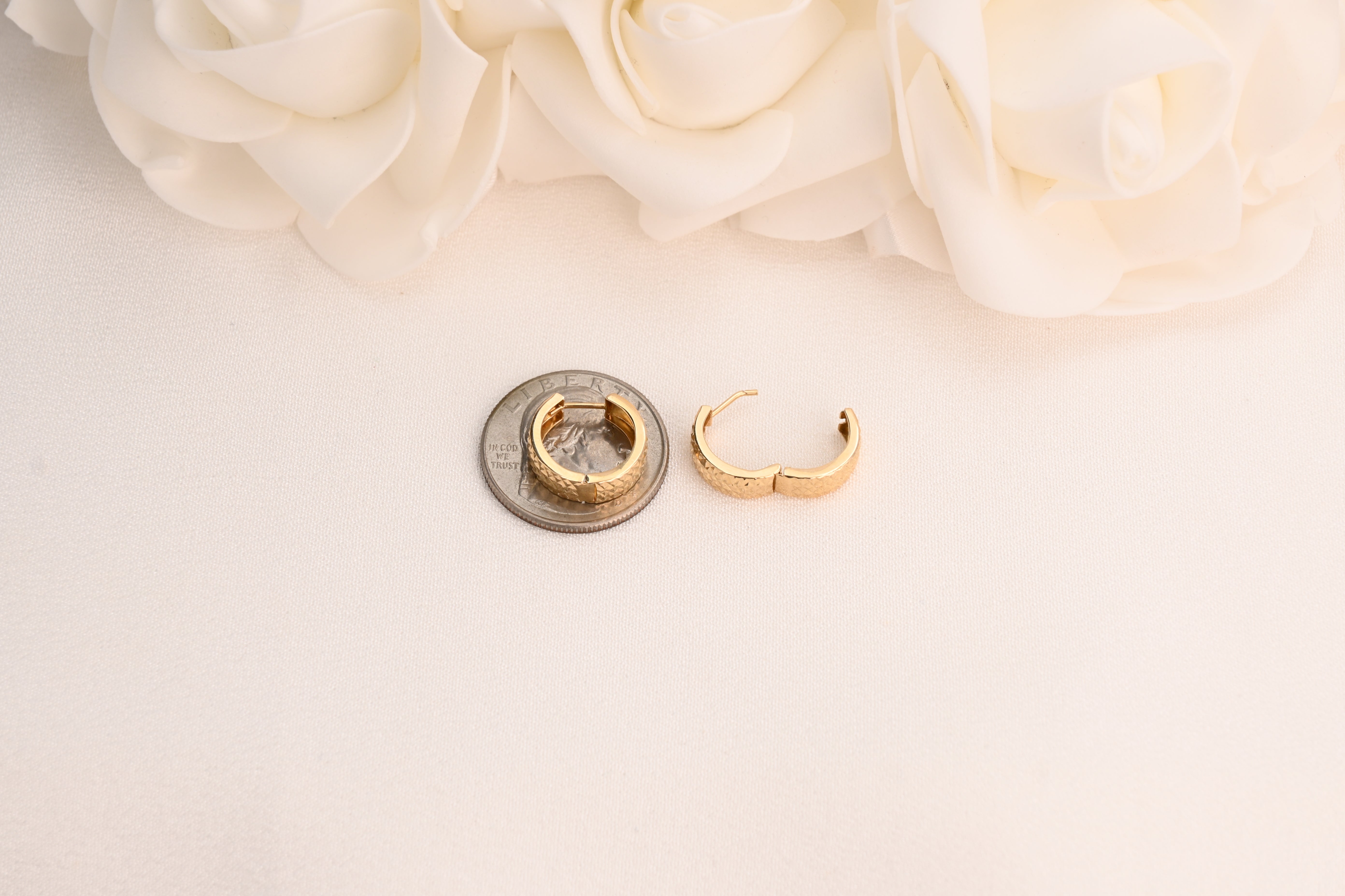 Aretes Huggies con corte de diamante de 14k