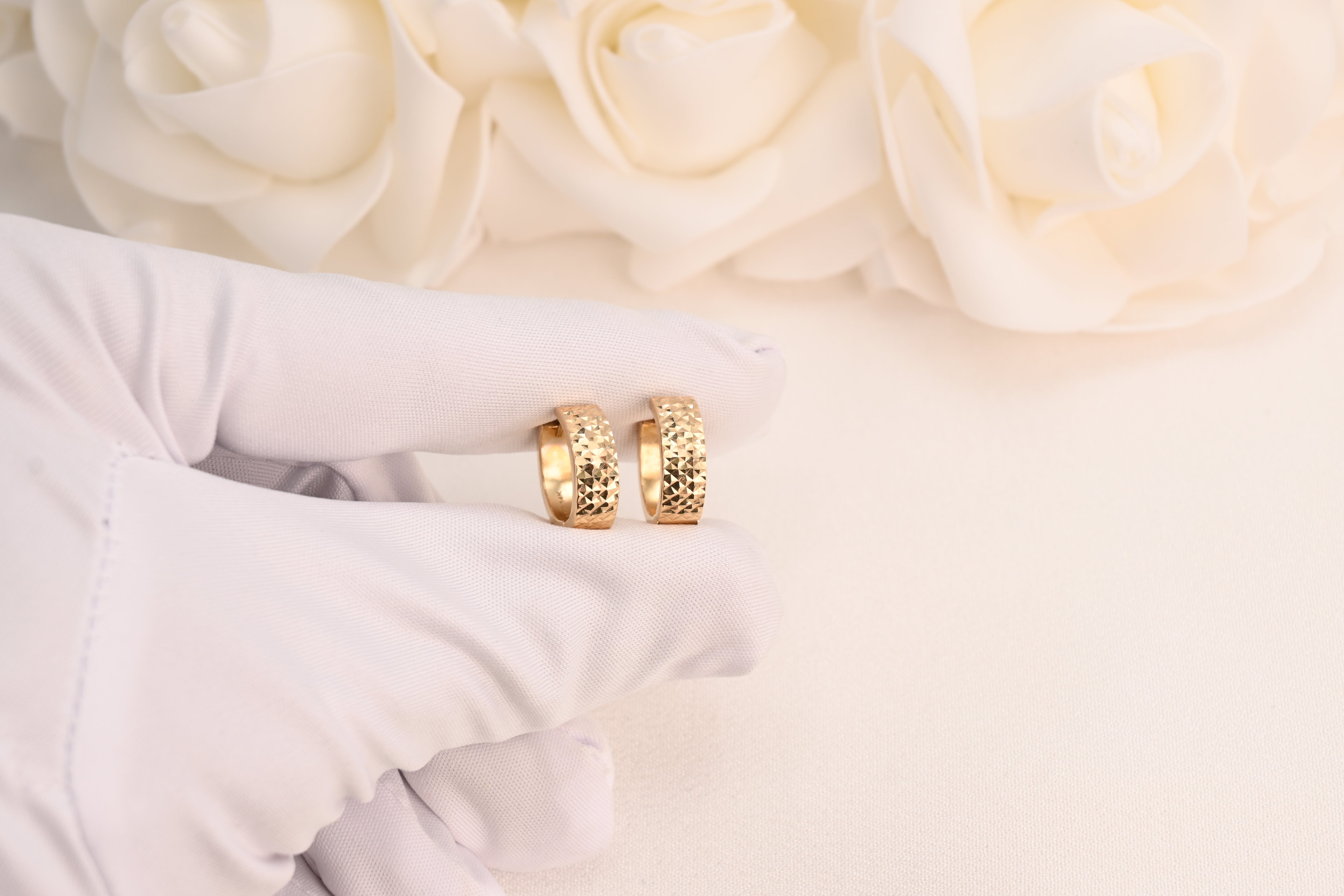 Aretes Huggies con corte de diamante de 14k