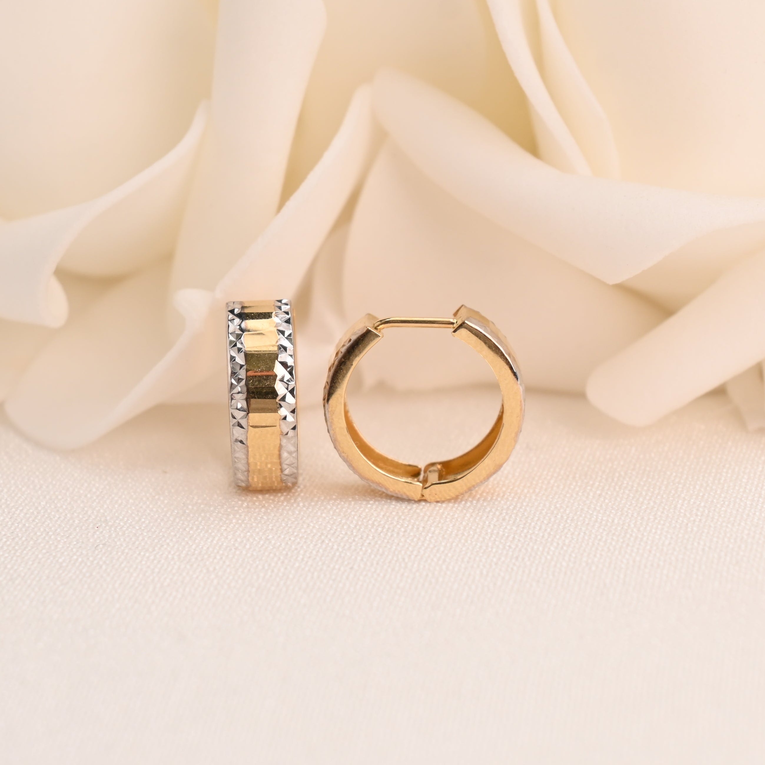 Aretes Huggies de espejo martillado de 14k - 5 mm