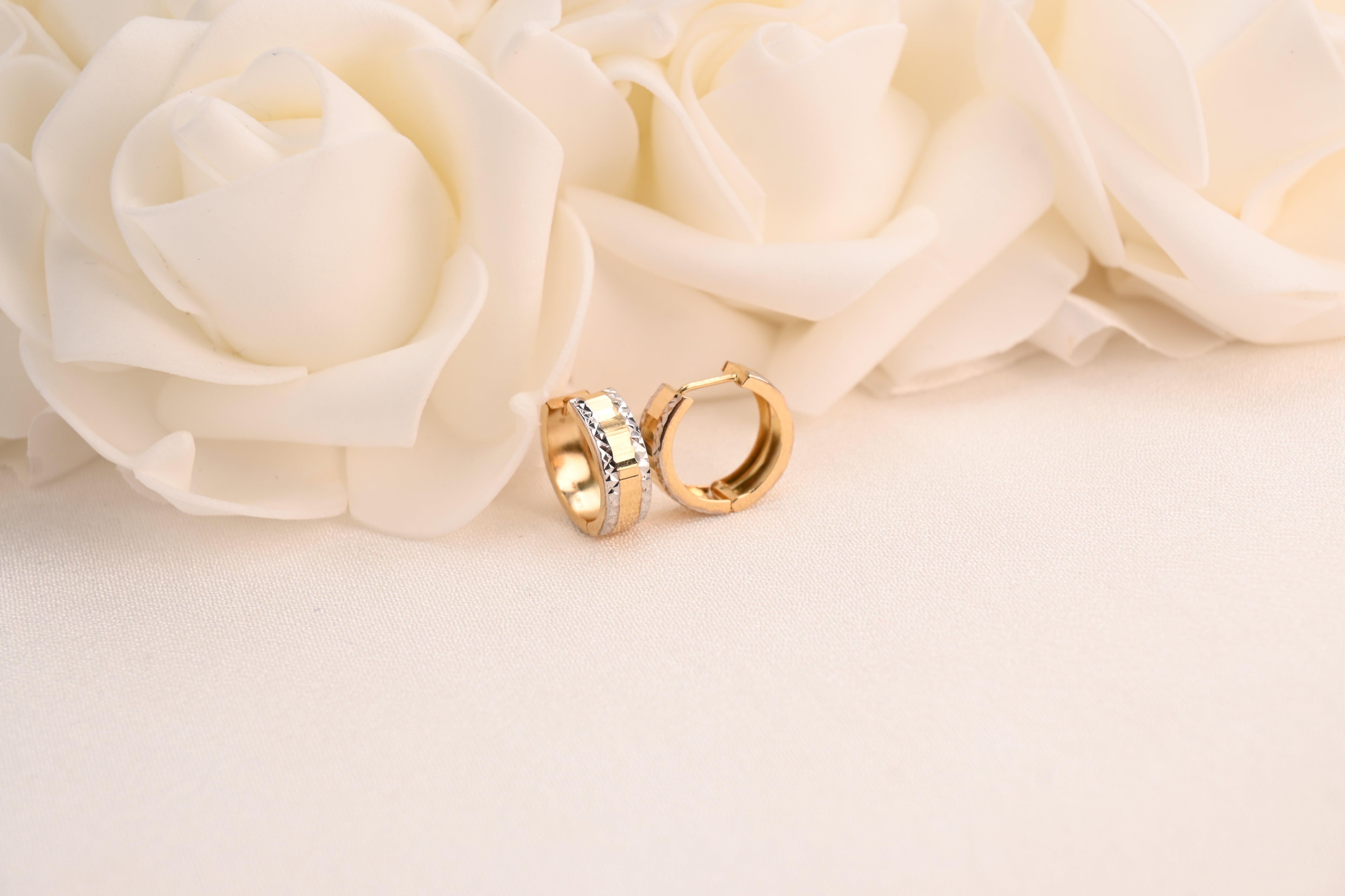 Aretes Huggies de espejo martillado de 14k - 5 mm