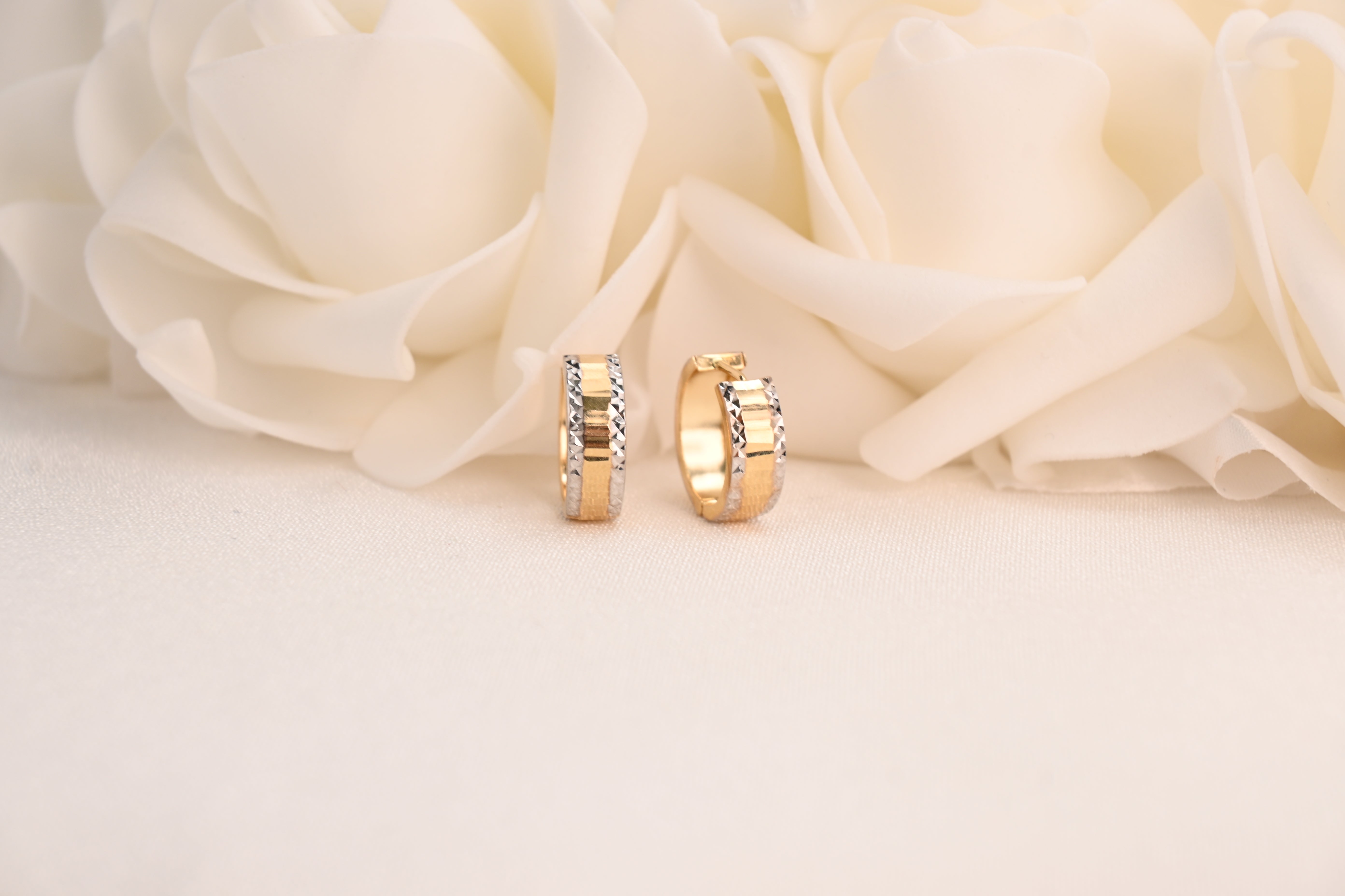 Aretes Huggies de espejo martillado de 14k - 5 mm