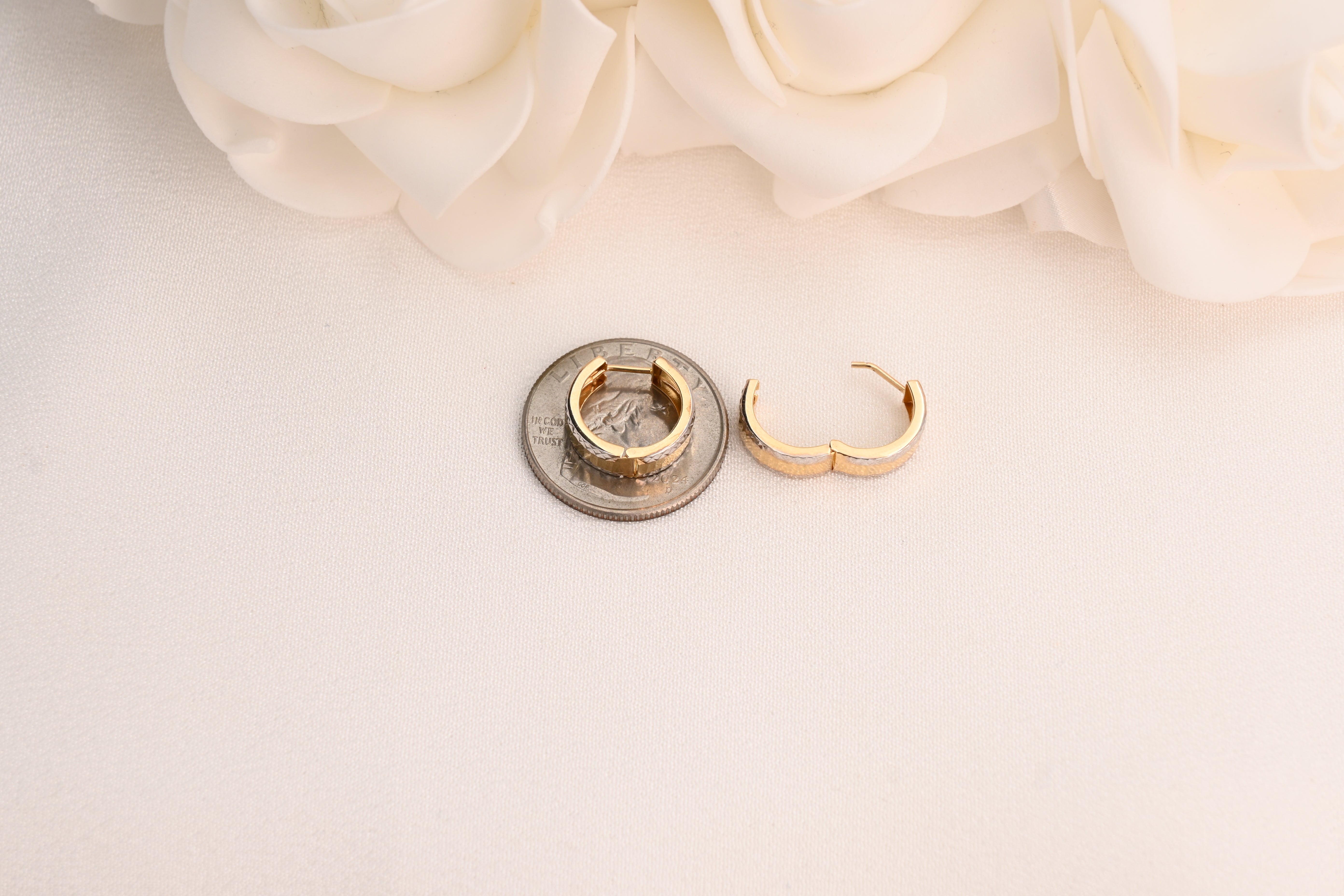 Aretes Huggies de espejo martillado de 14k - 5 mm