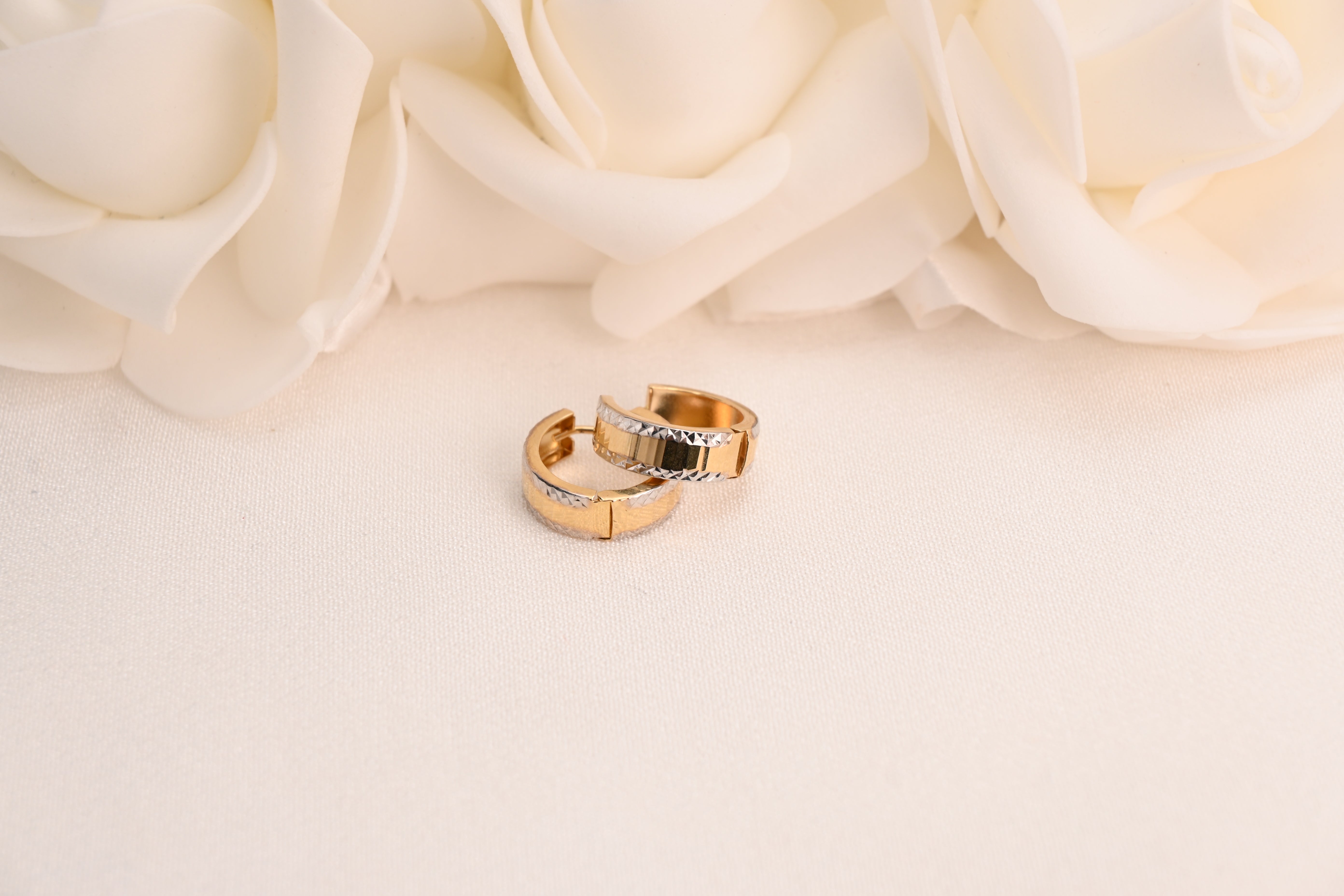 Aretes Huggies de espejo martillado de 14k - 5 mm