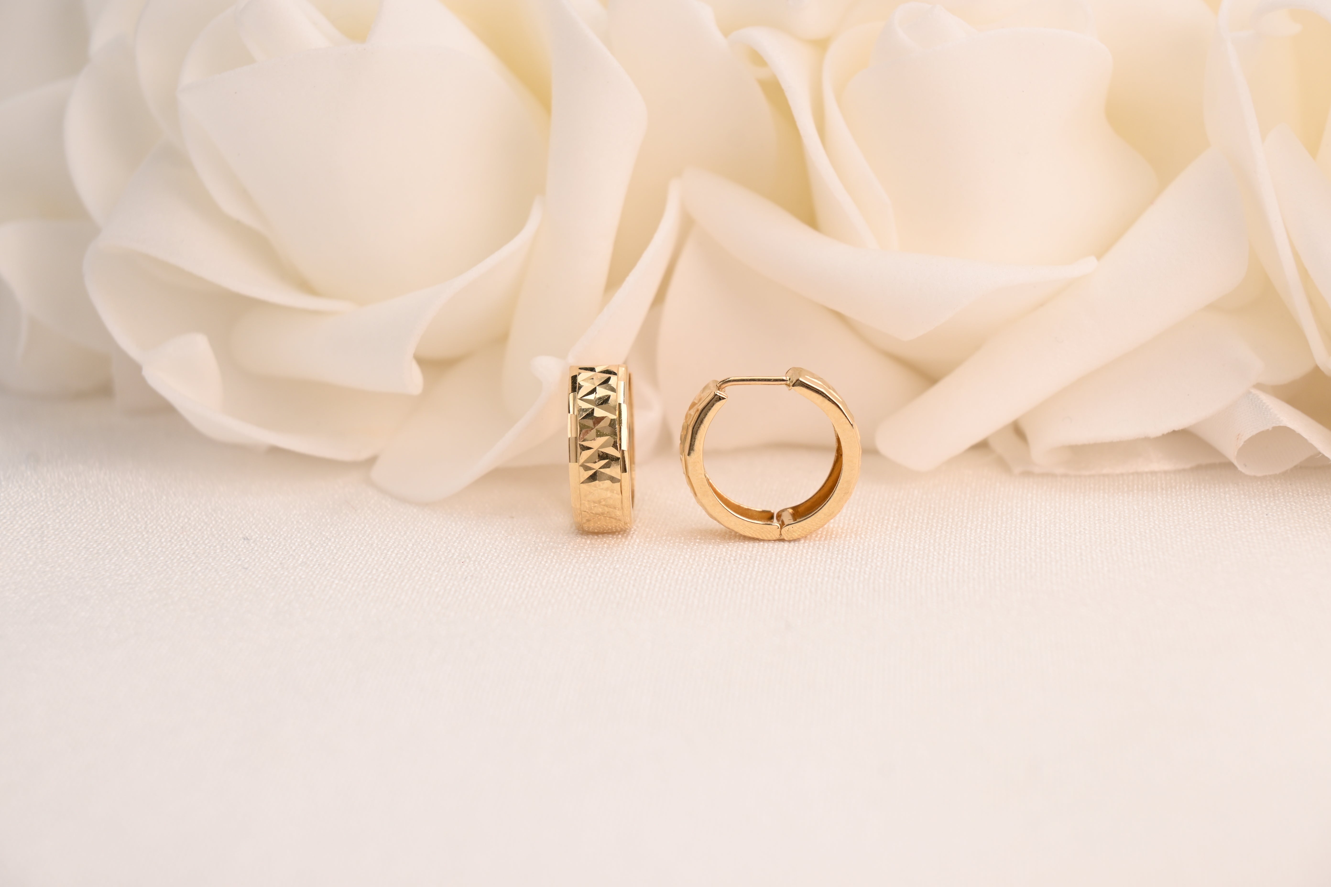 Aretes Huggies con corte de diamante de 14 k (15 mm - 5 mm)