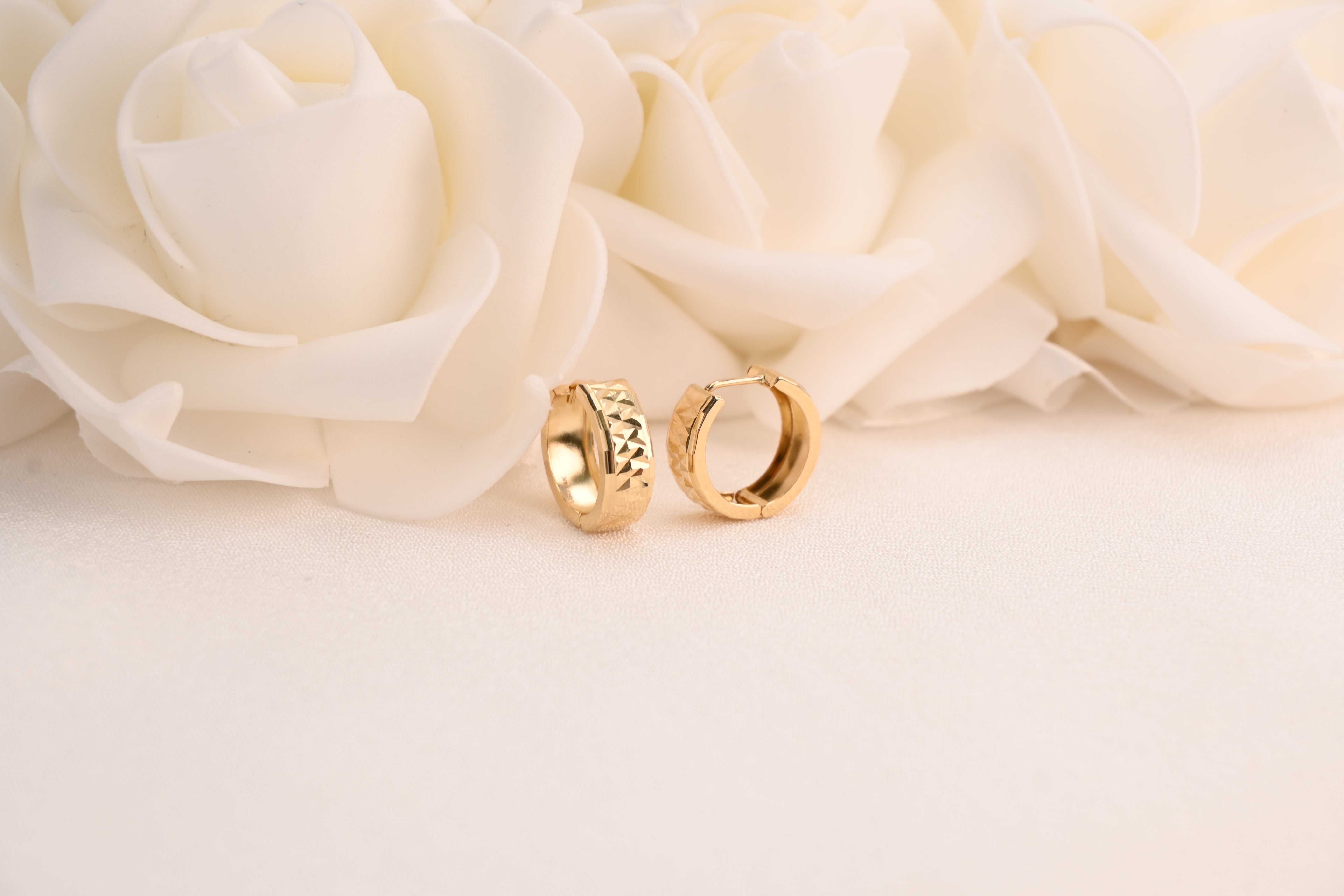 Aretes Huggies con corte de diamante de 14 k (15 mm - 5 mm)