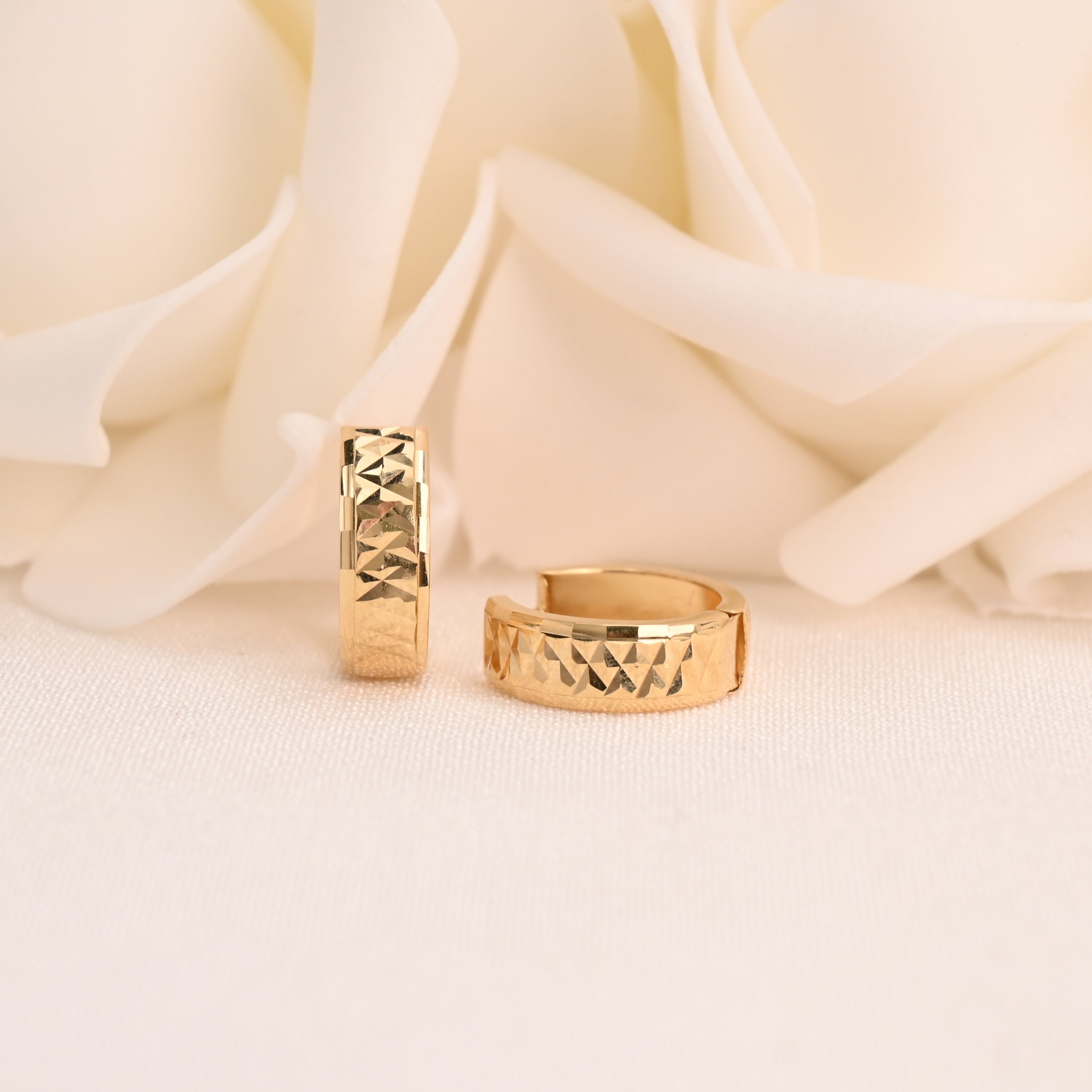 Aretes Huggies con corte de diamante de 14 k (15 mm - 5 mm)