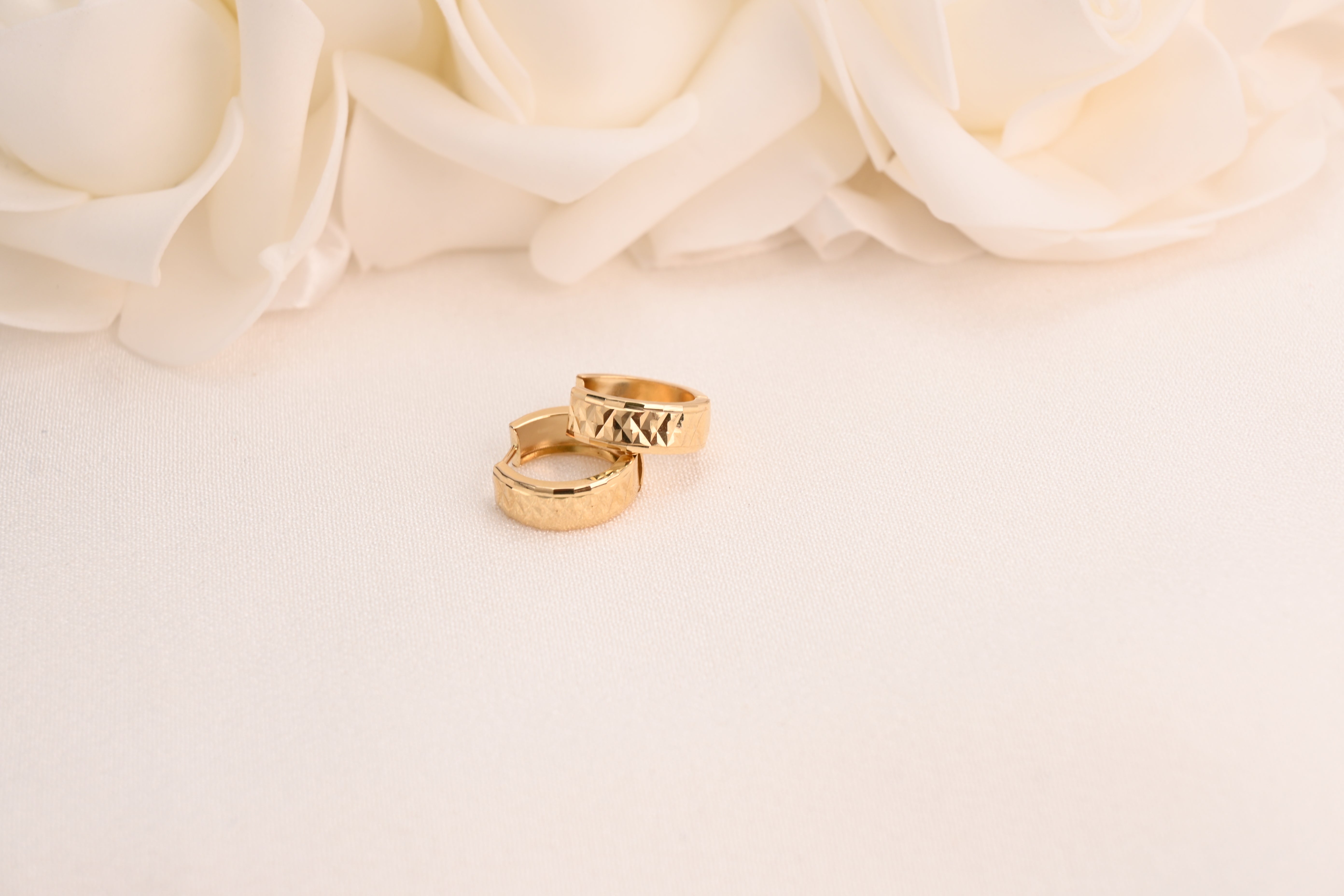 Aretes Huggies con corte de diamante de 14 k (15 mm - 5 mm)