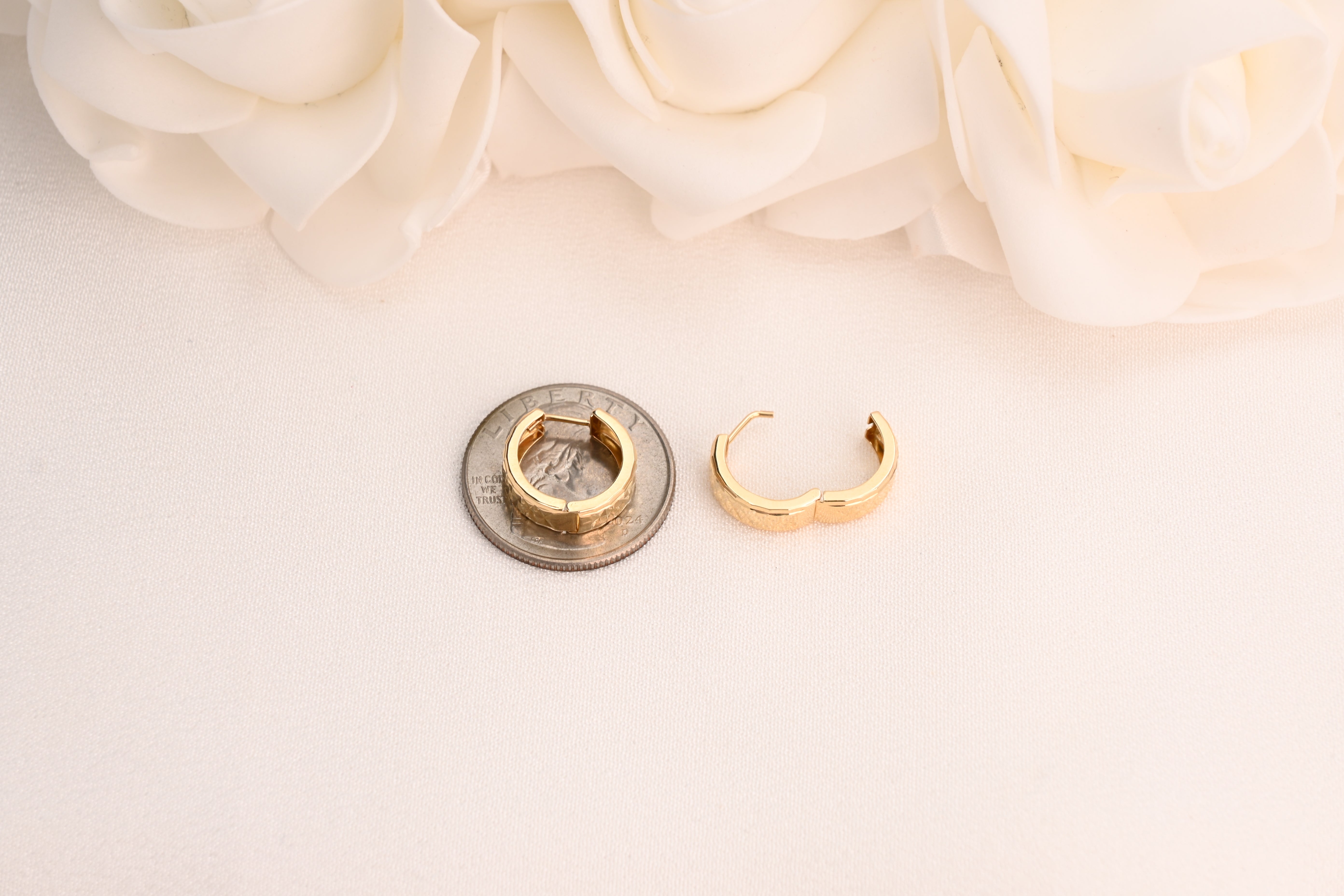 Aretes Huggies con corte de diamante de 14 k (15 mm - 5 mm)