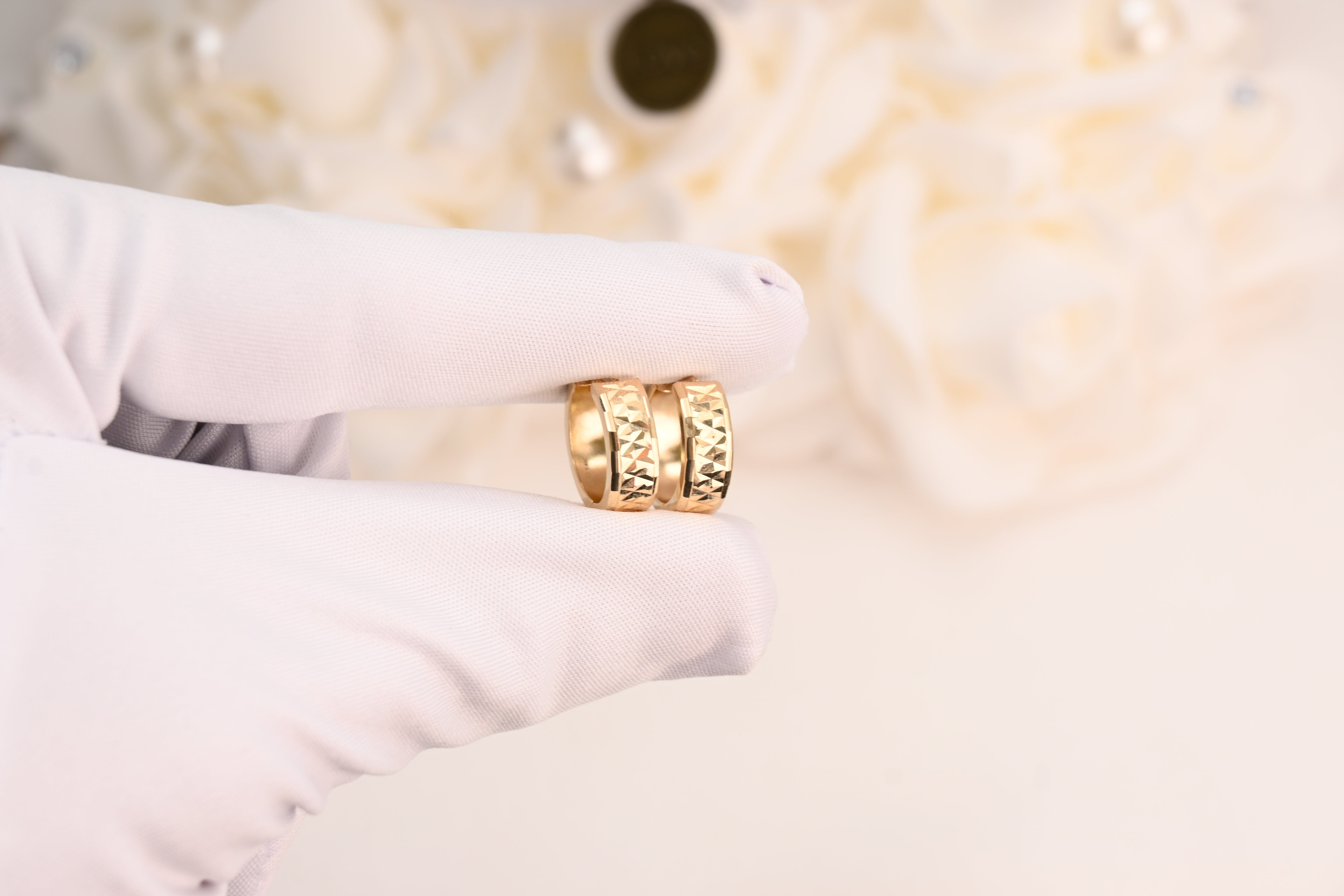 Aretes Huggies con corte de diamante de 14 k (15 mm - 5 mm)