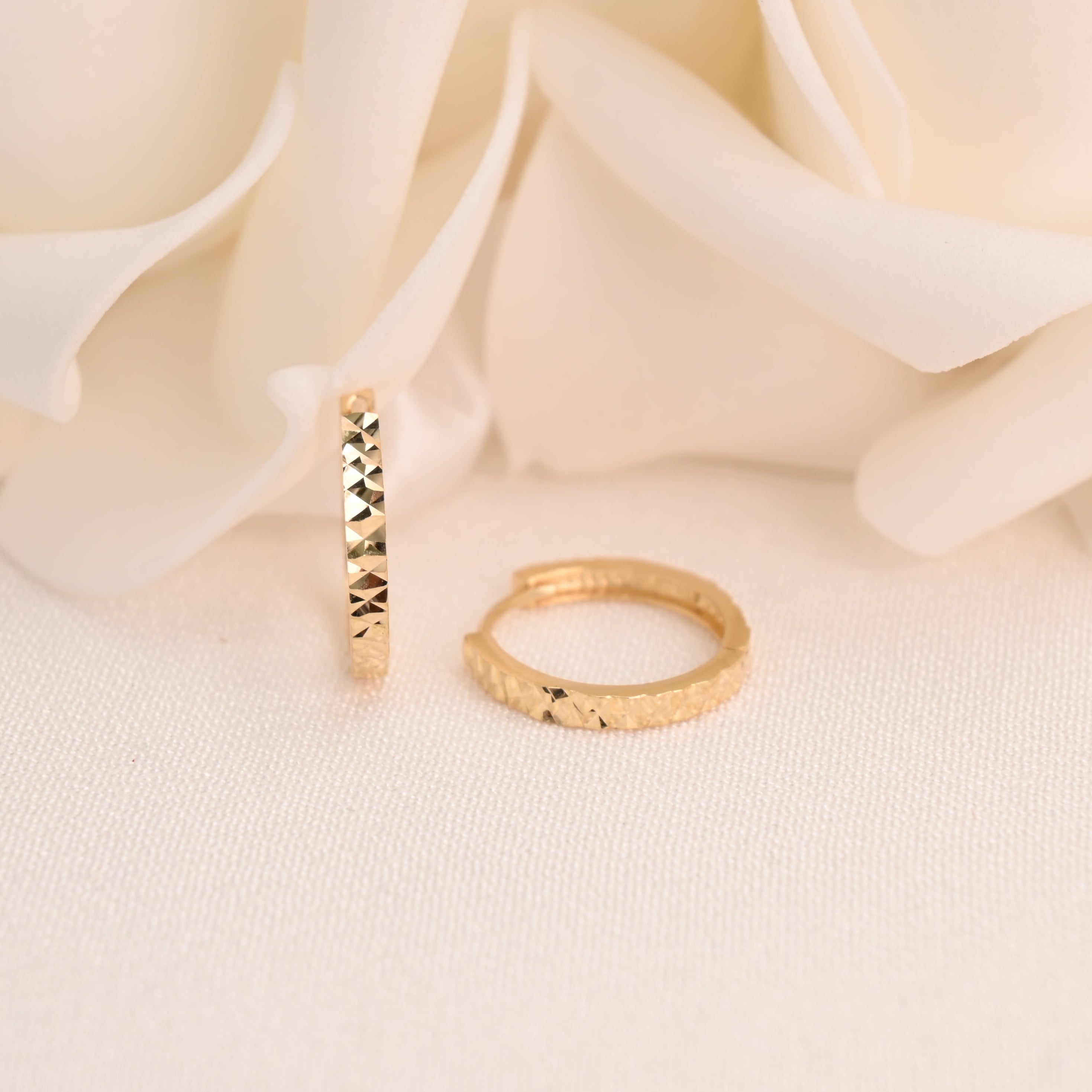 Pendientes Huggie estilo egipcio de 14k