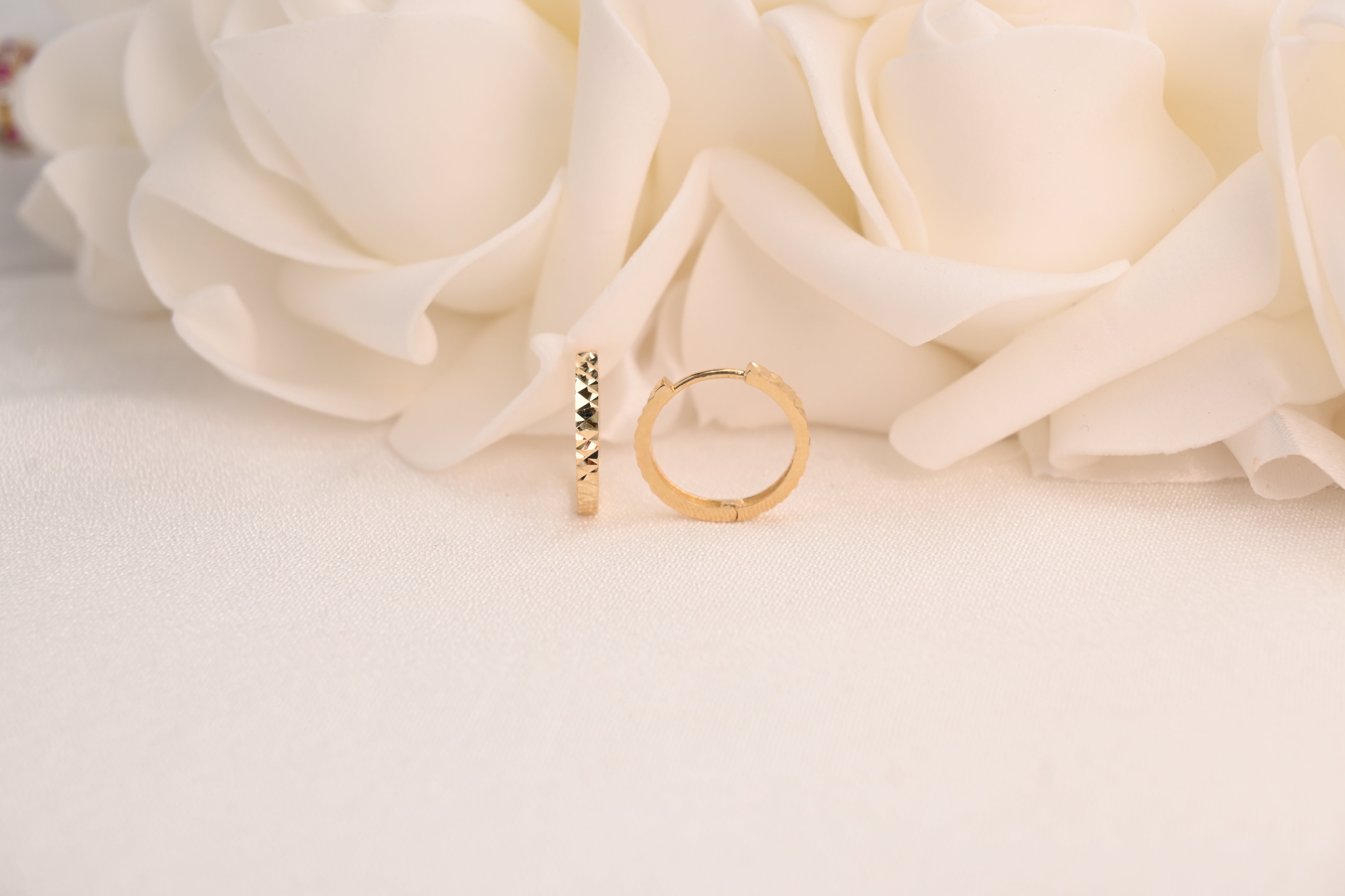 Pendientes Huggie estilo egipcio de 14k