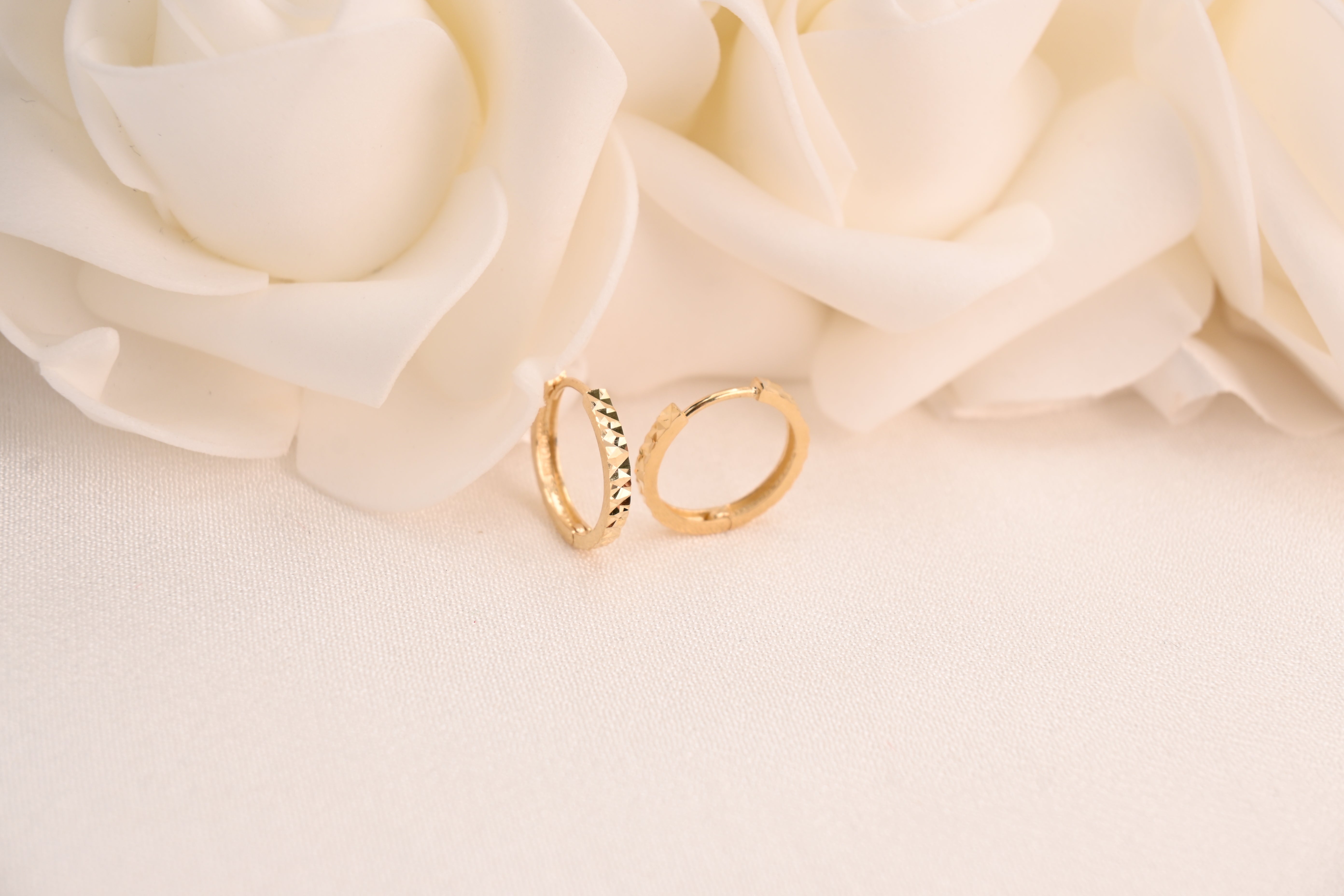 Pendientes Huggie estilo egipcio de 14k