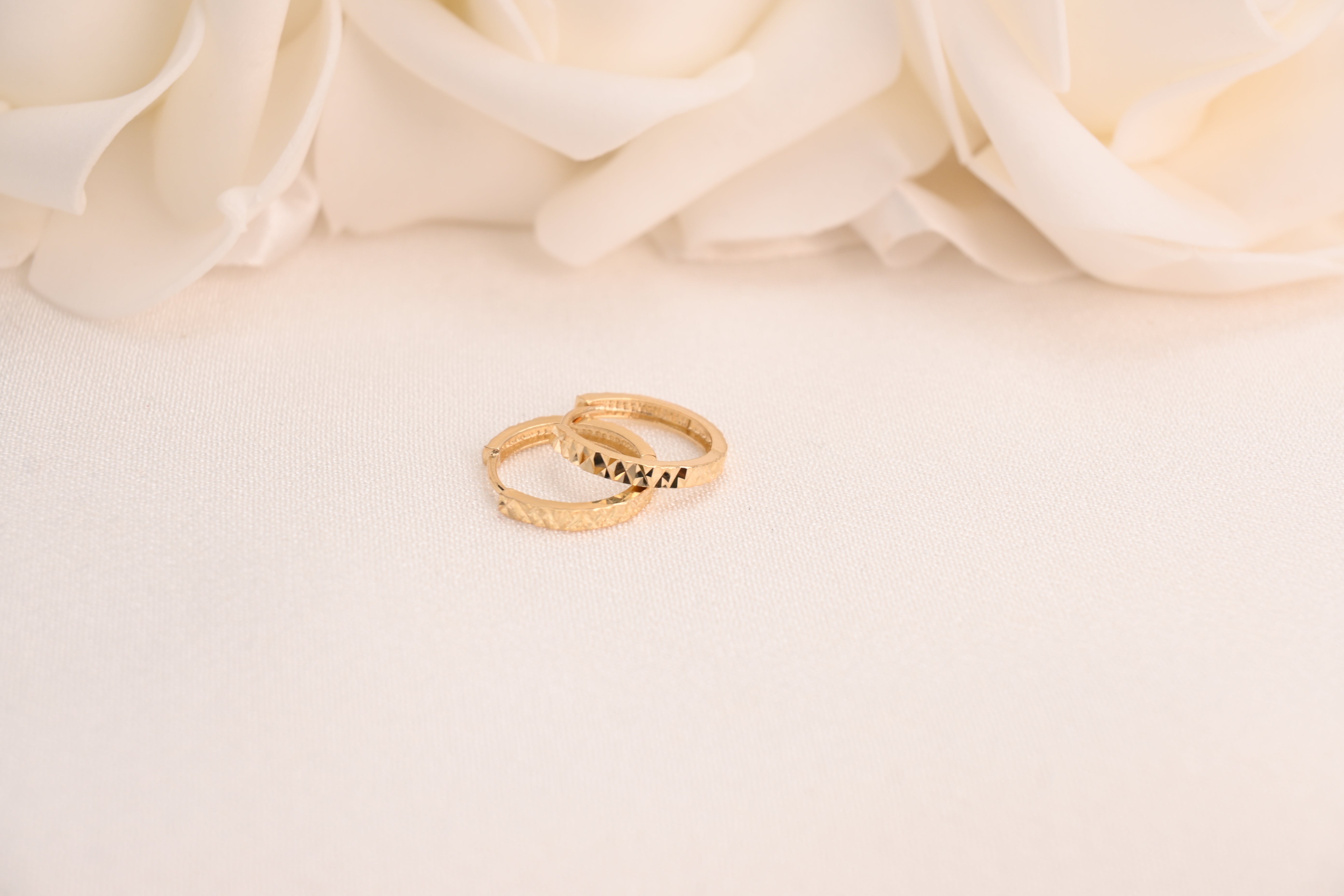 Pendientes Huggie estilo egipcio de 14k